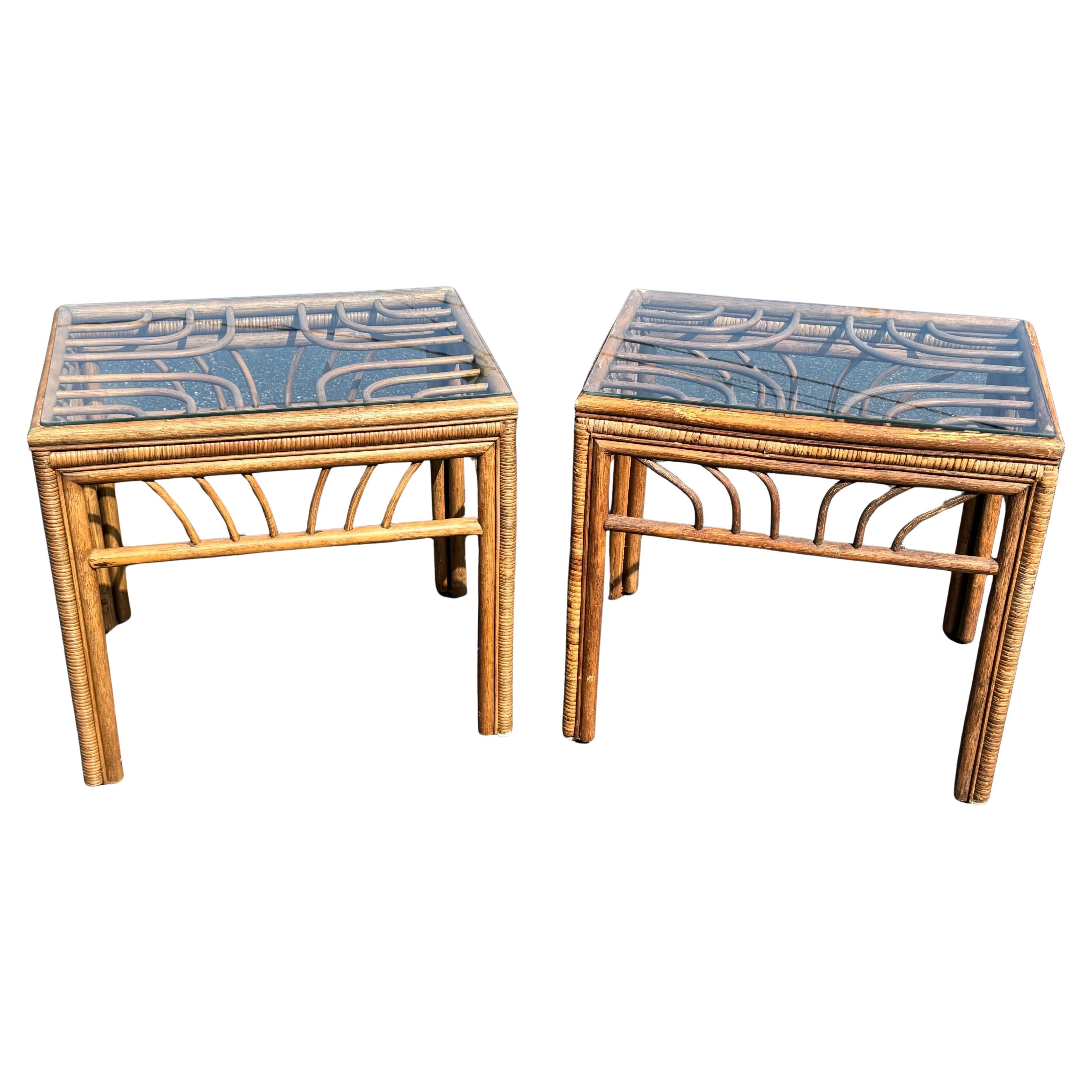 Paar Rattan-Bambus-End-Tische