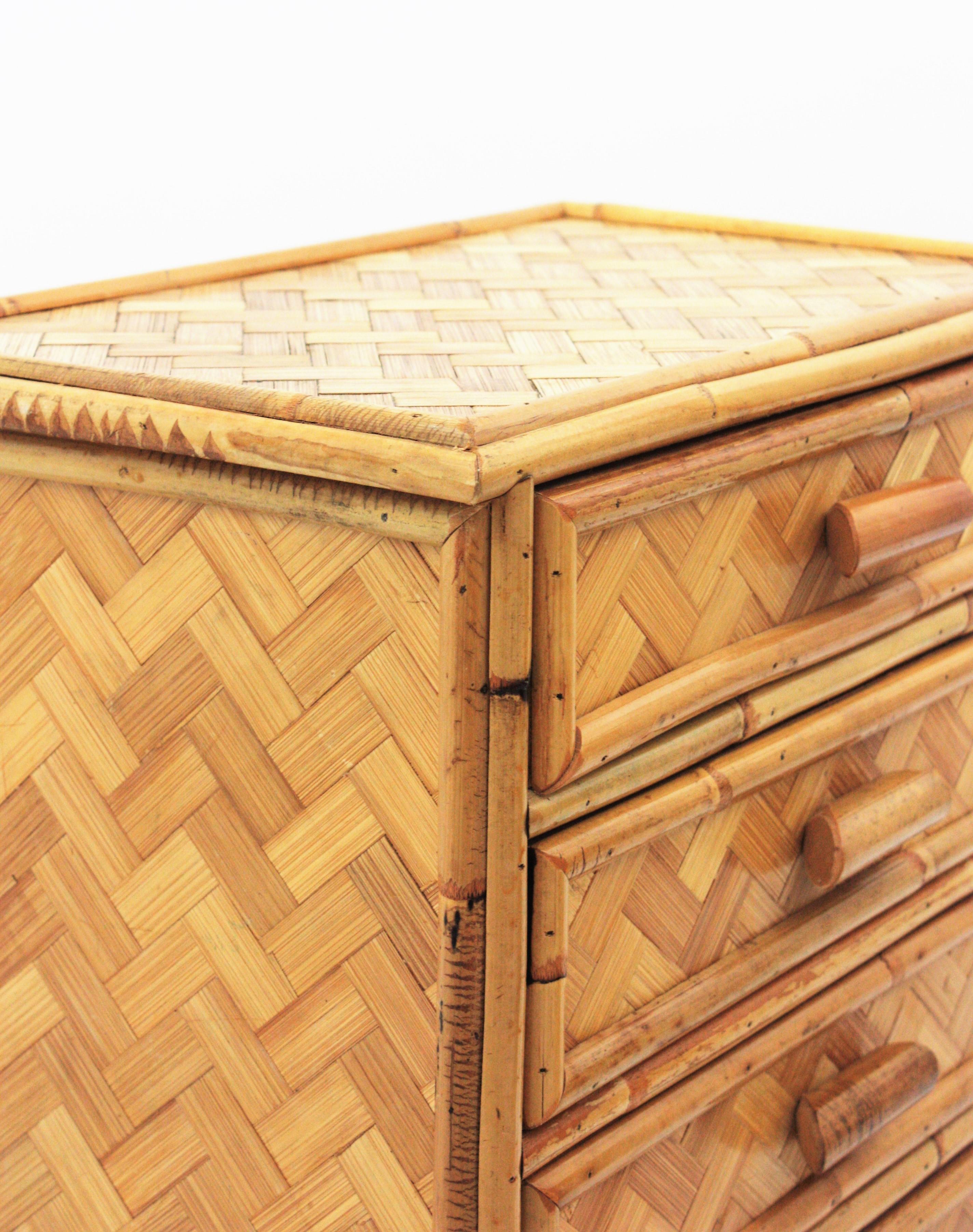Coppia di comodini in rattan e bambù, anni '70 in vendita 3