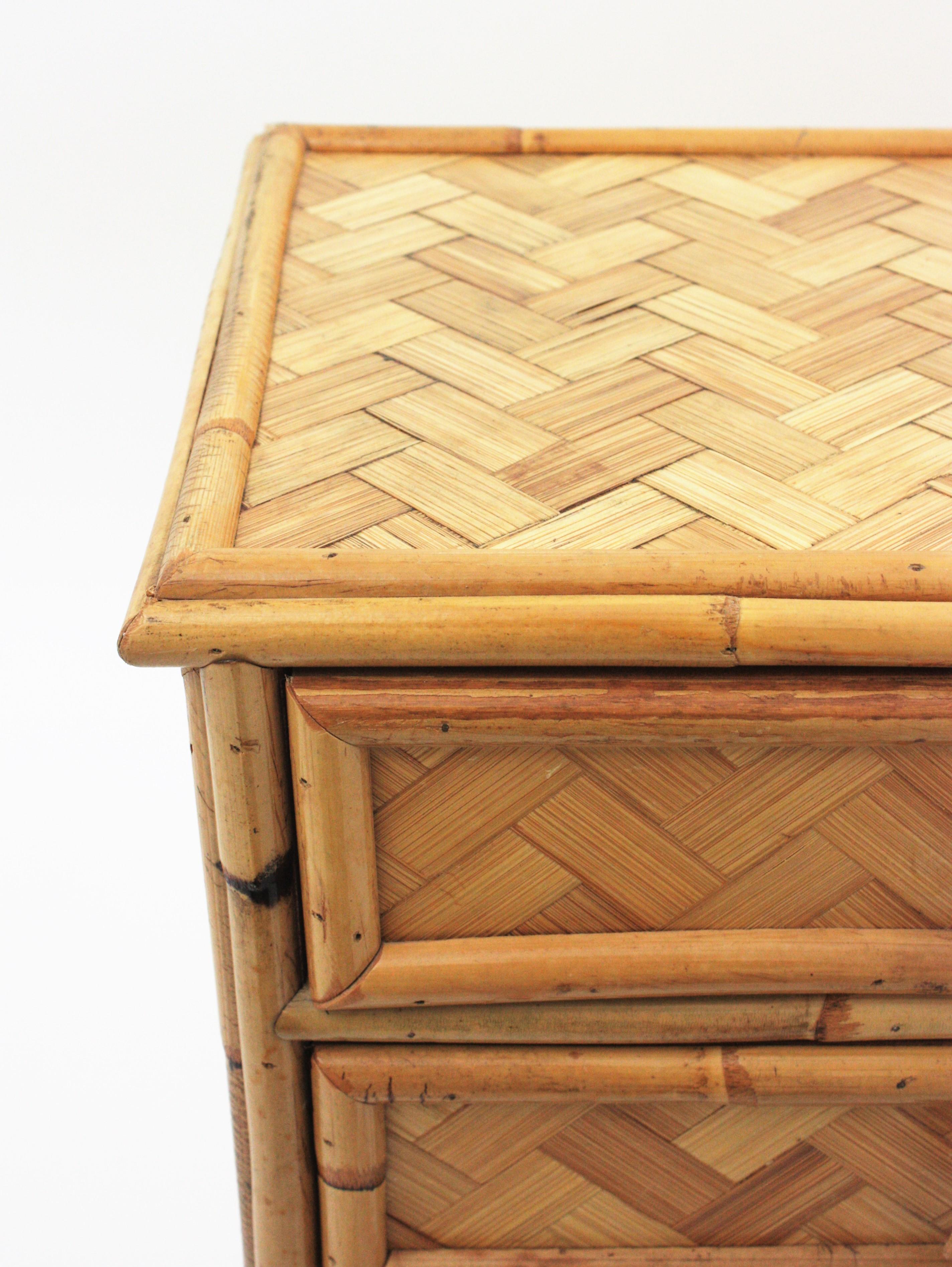 Coppia di comodini in rattan e bambù, anni '70 in vendita 4