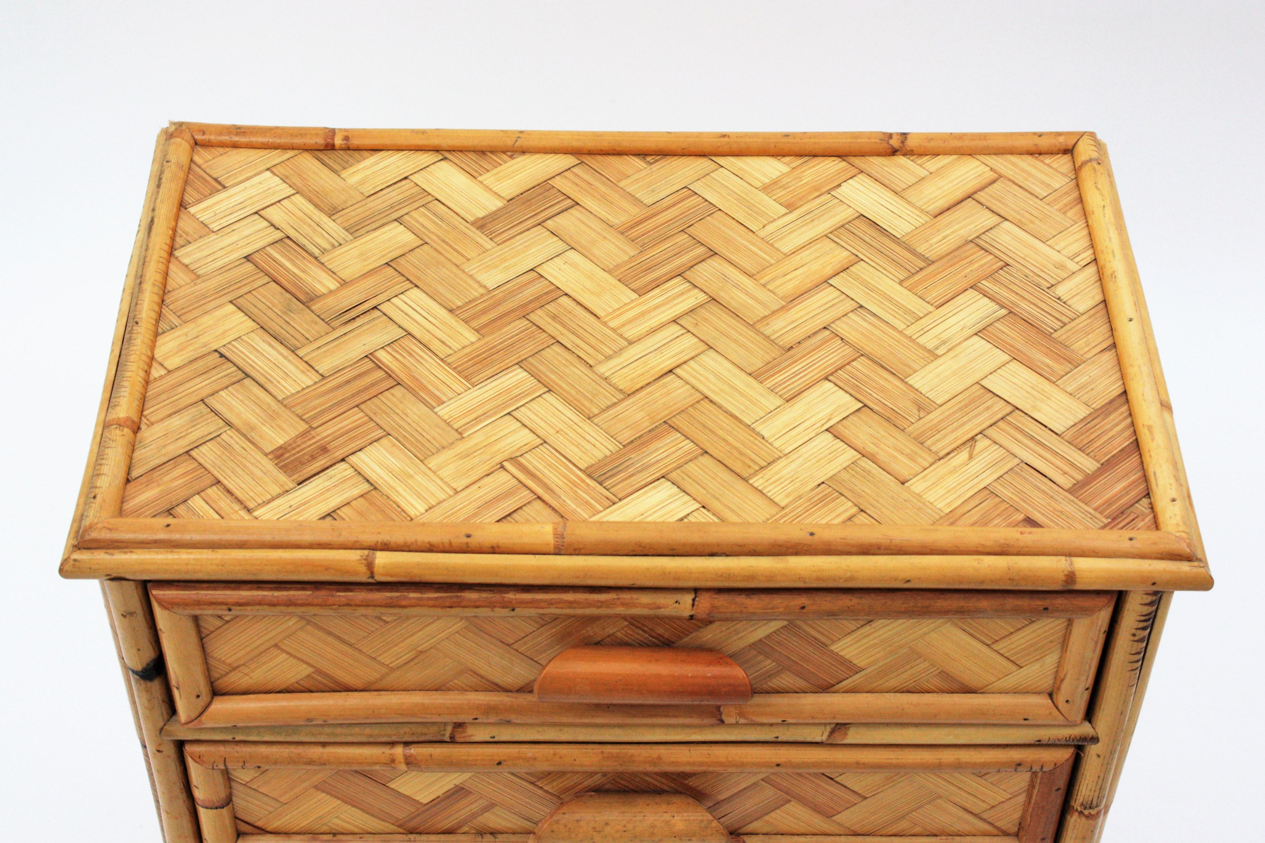 Bambù Coppia di comodini in rattan e bambù, anni '70 in vendita