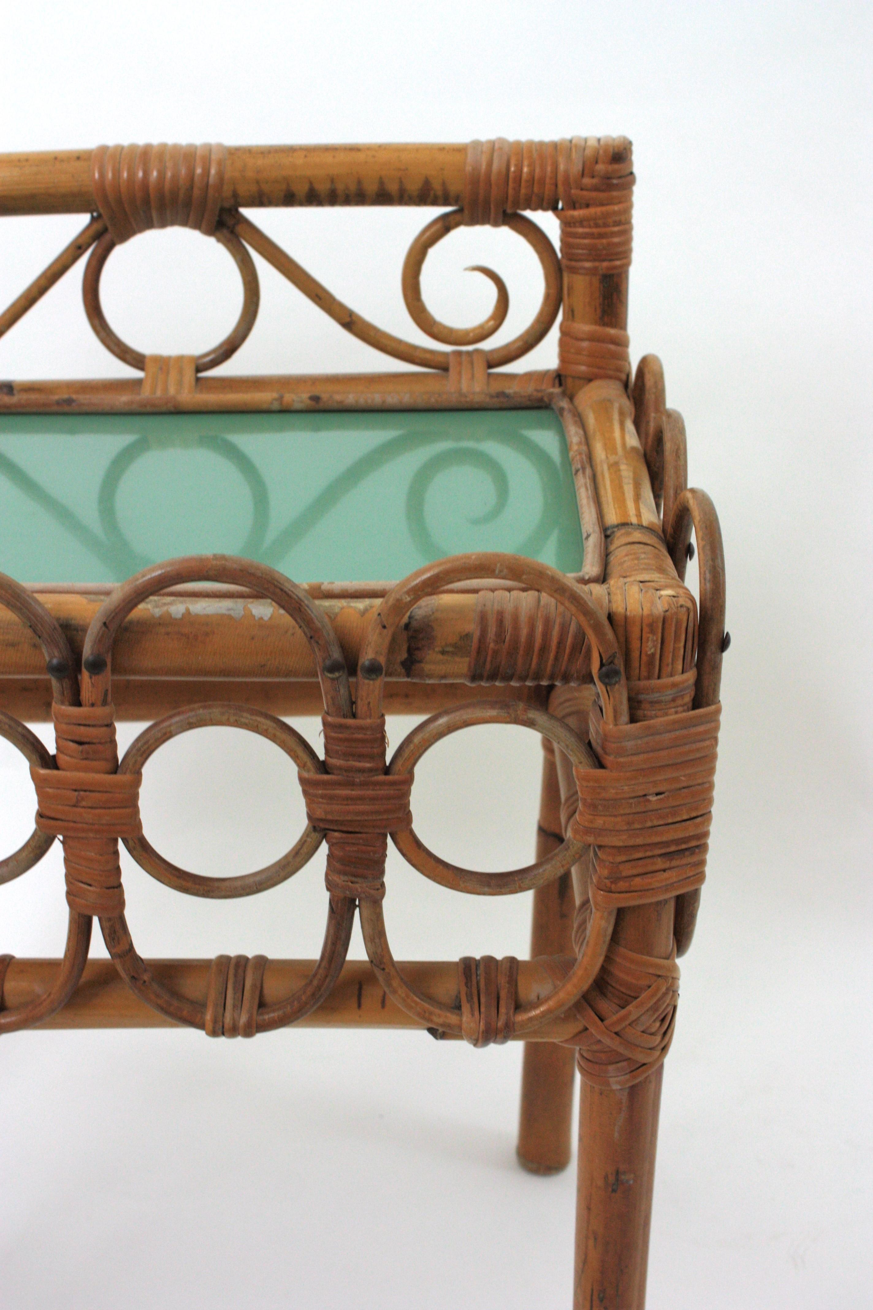 Coppia di comodini in rattan e bambù con piani rossi e verdi, Italia, anni '50 in vendita 2
