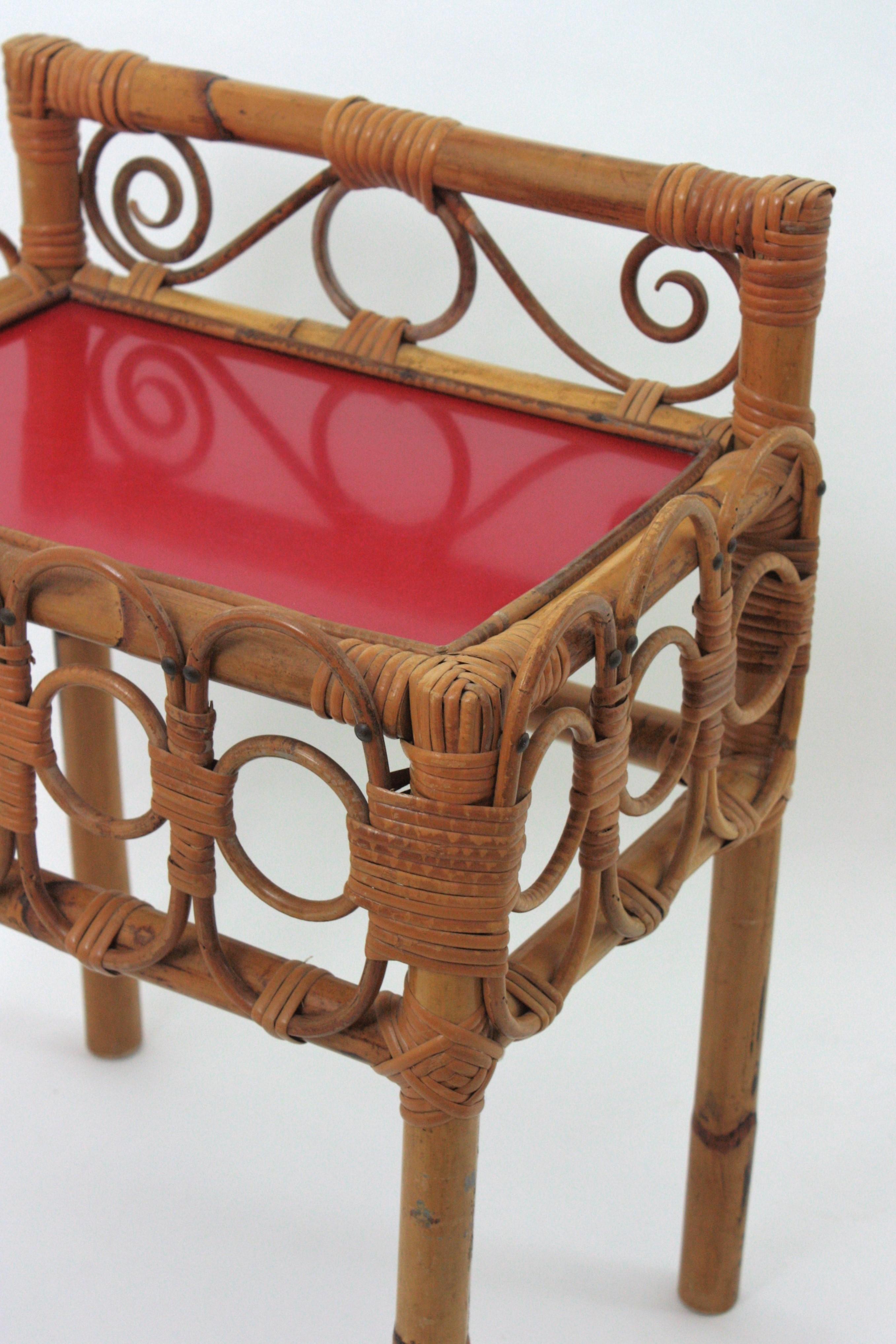 Coppia di comodini in rattan e bambù con piani rossi e verdi, Italia, anni '50 in vendita 3