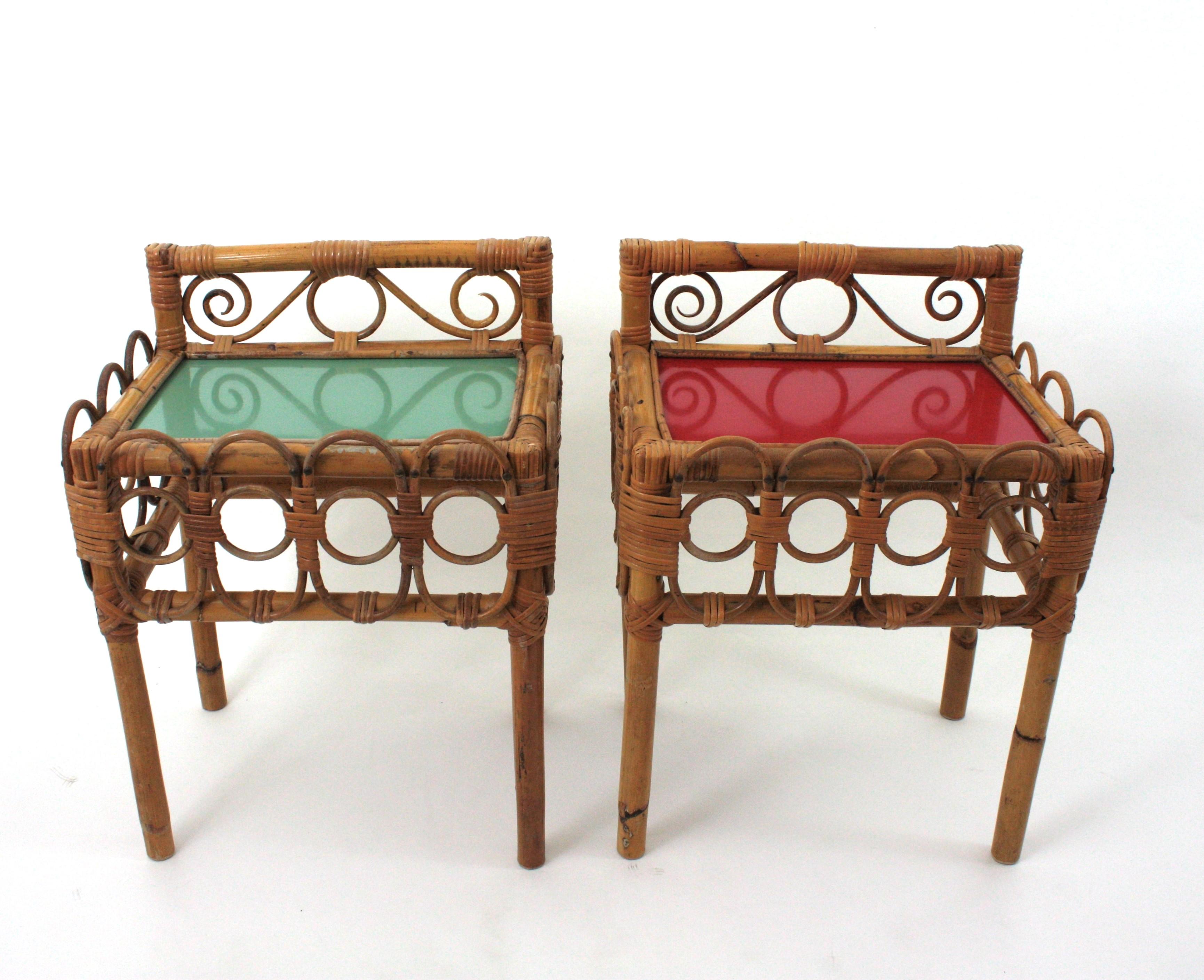 Coppia di comodini in rattan e bambù con piani rossi e verdi, Italia, anni '50 in vendita 4