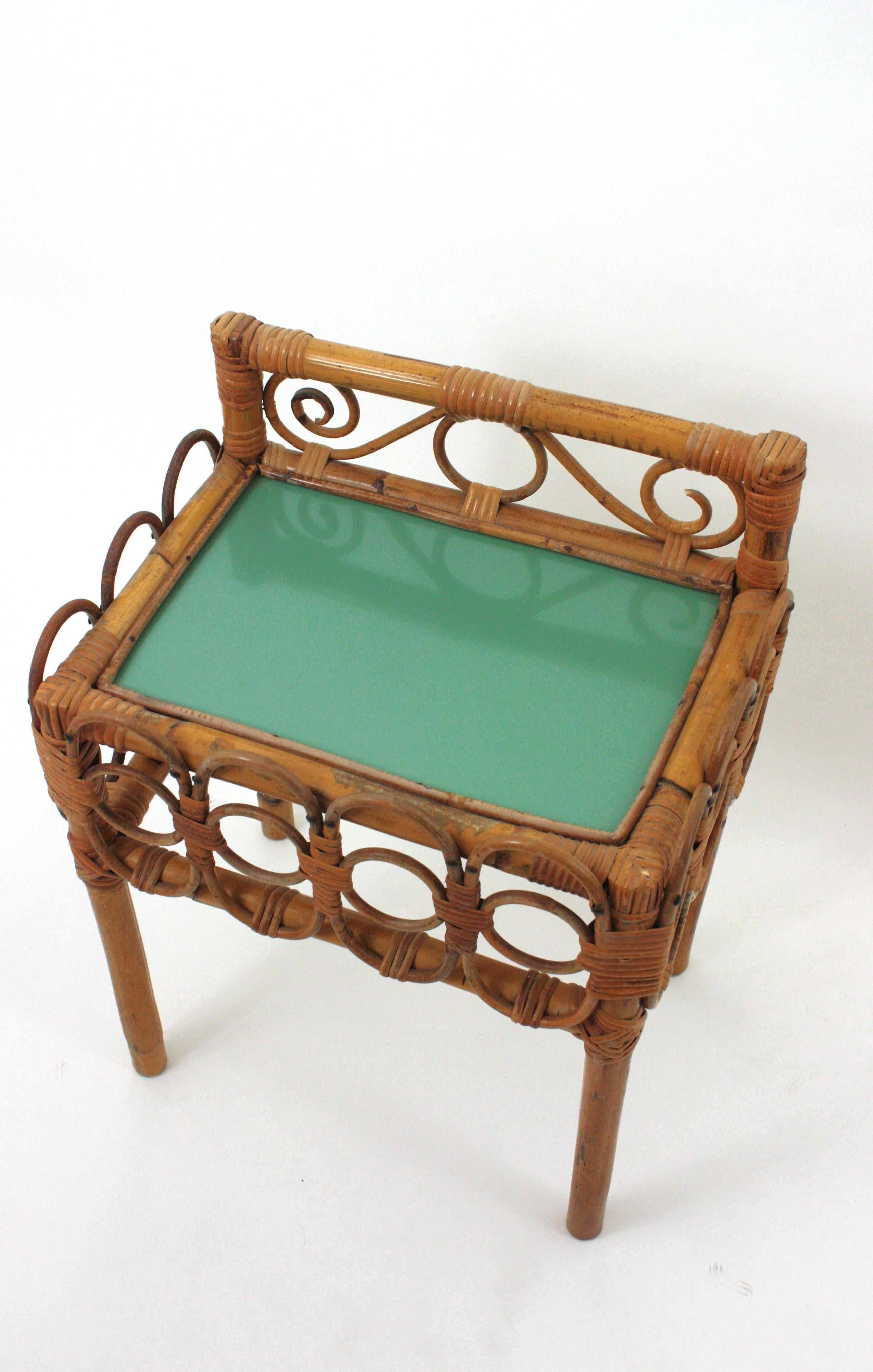 Coppia di comodini in rattan e bambù con piani rossi e verdi, Italia, anni '50 in vendita 6
