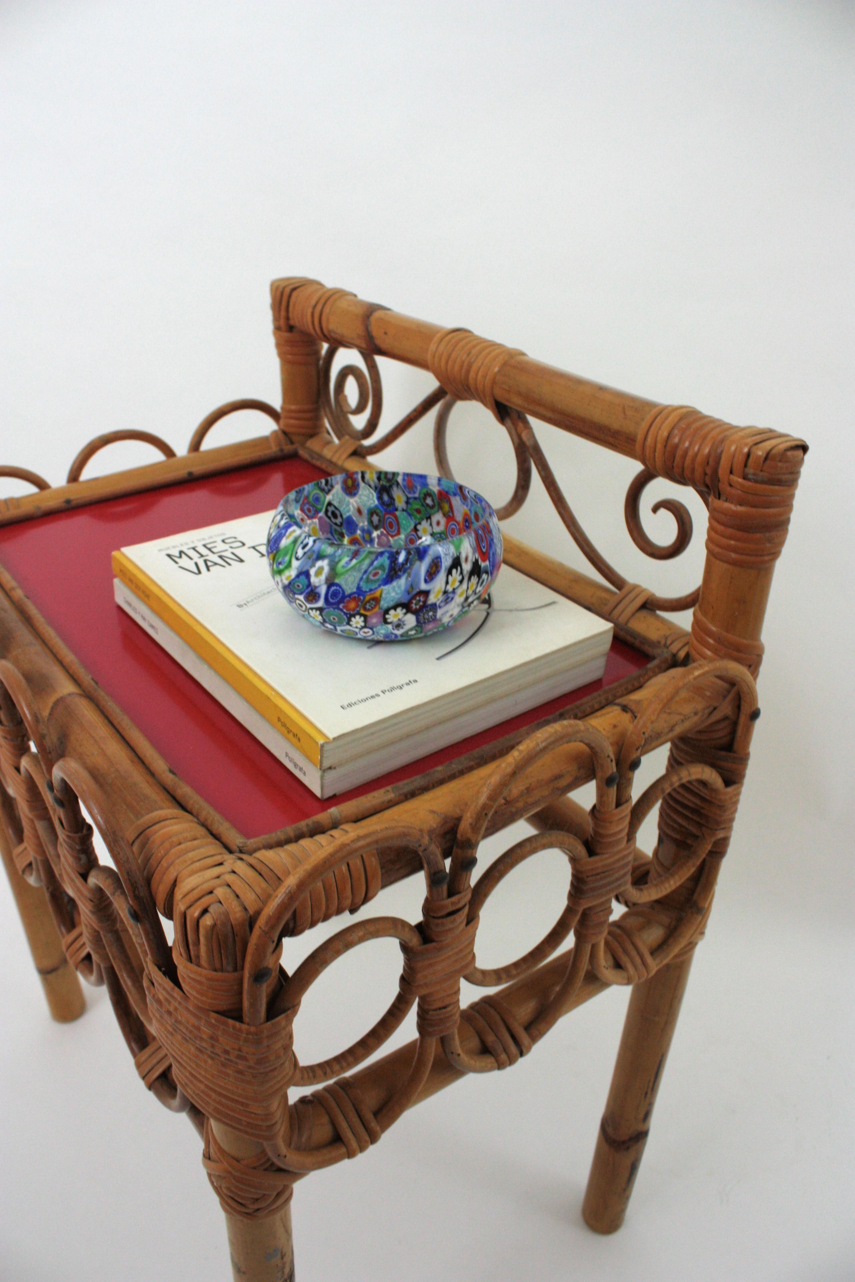 Coppia di comodini in rattan e bambù con piani rossi e verdi, Italia, anni '50 in vendita 7