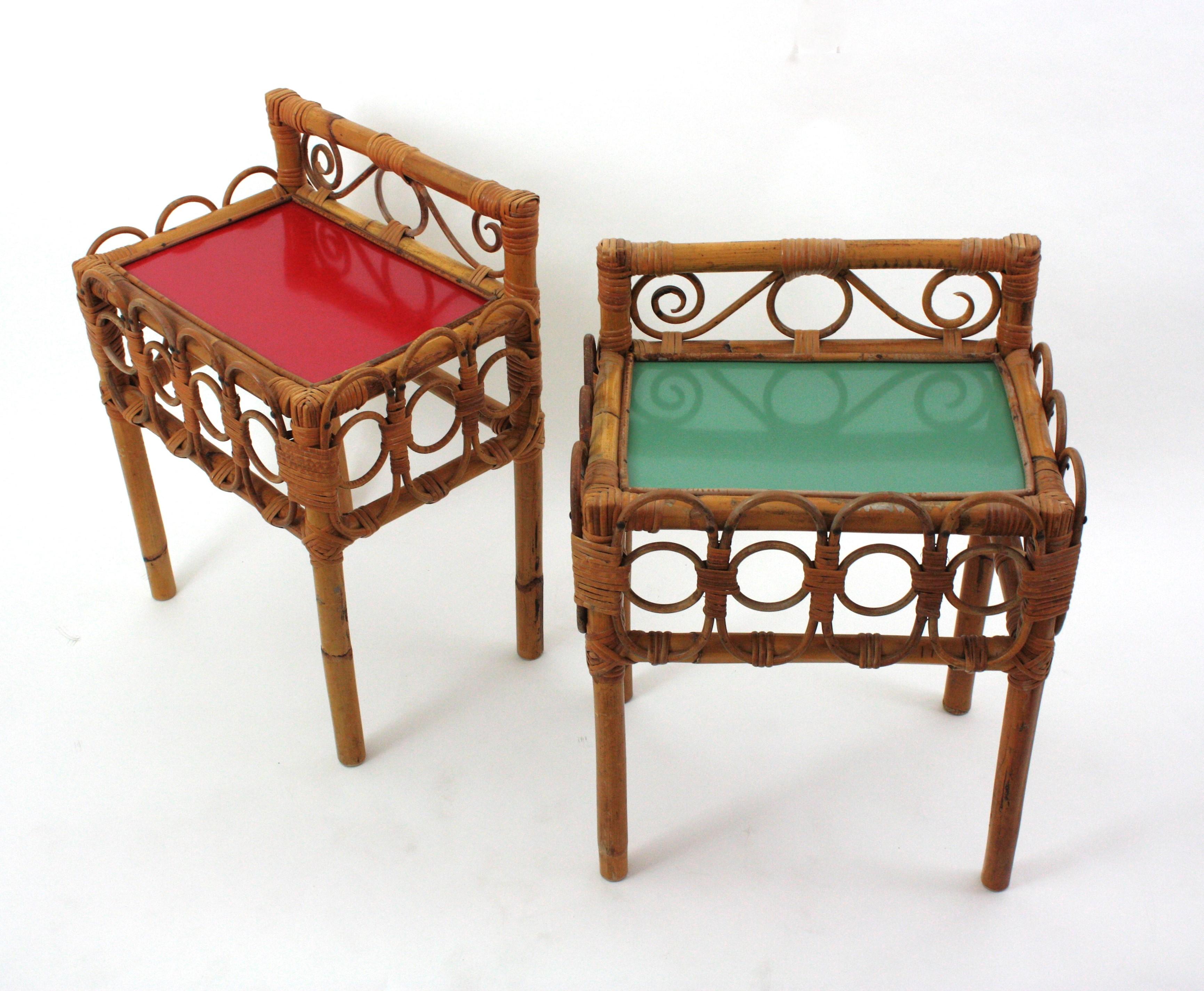 Coppia di comodini in rattan e bambù con piani rossi e verdi, Italia, anni '50 in vendita 8