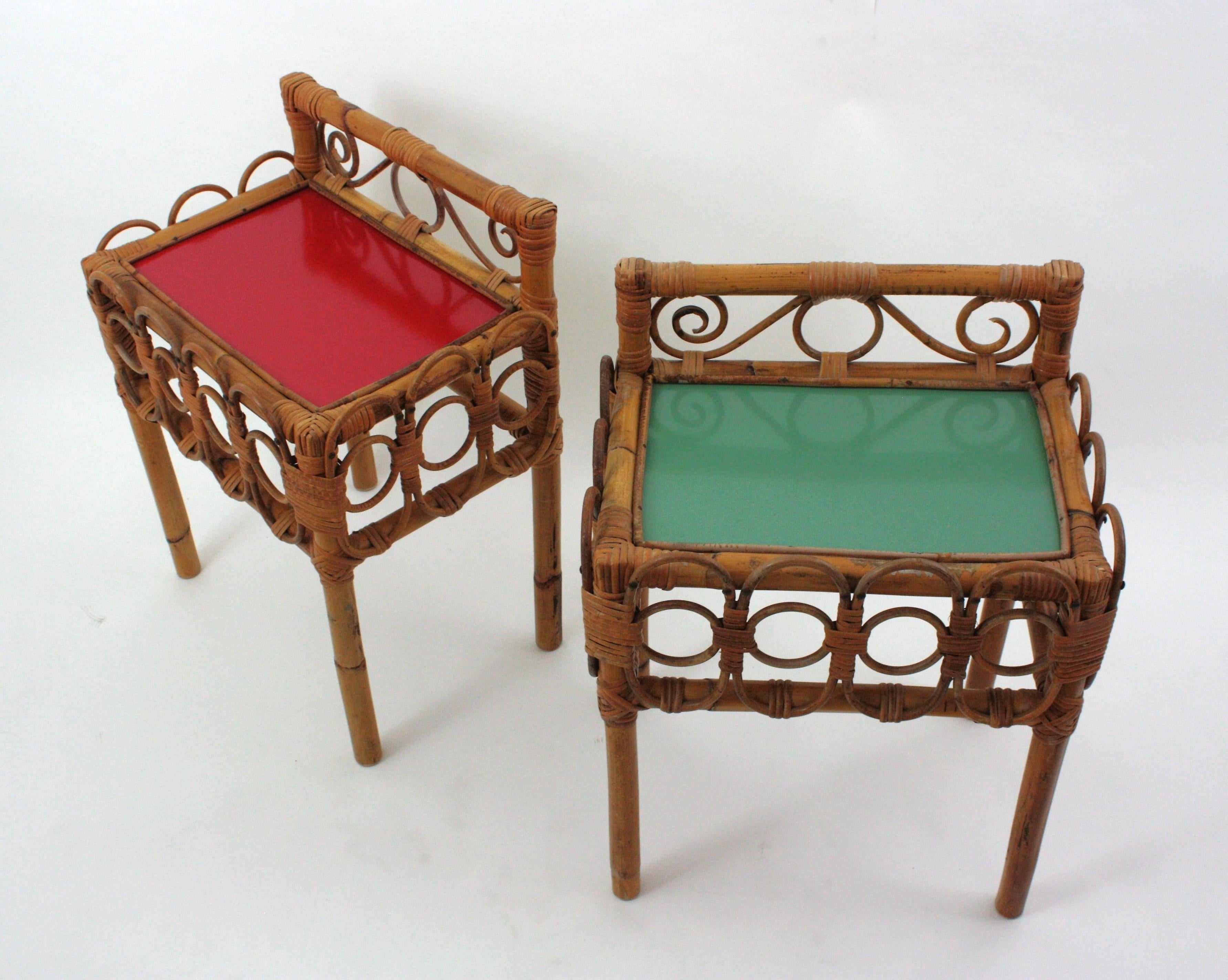 Coppia di comodini in rattan e bambù con piani rossi e verdi, Italia, anni '50 in vendita 9