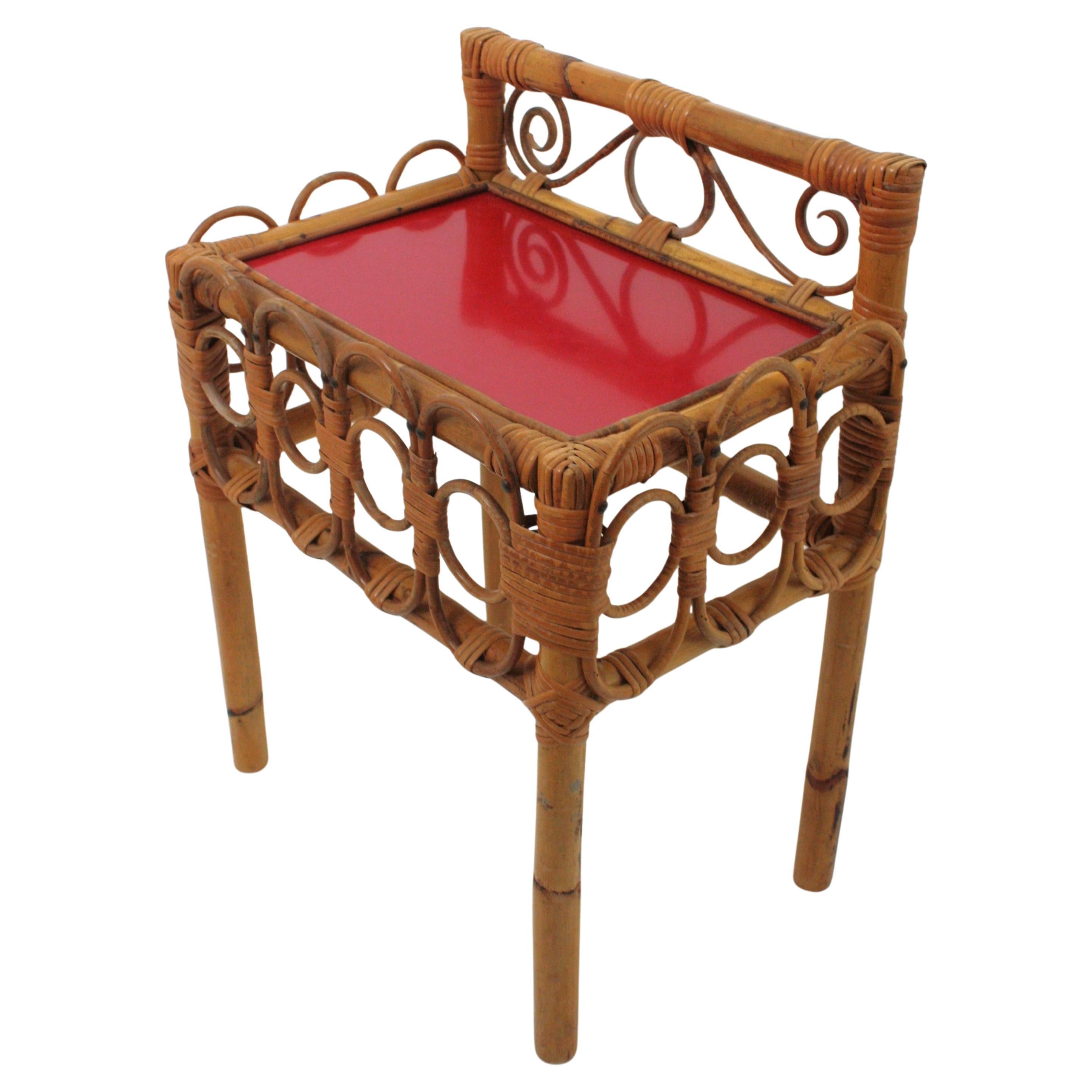 Mid-Century moderno Coppia di comodini in rattan e bambù con piani rossi e verdi, Italia, anni '50 in vendita