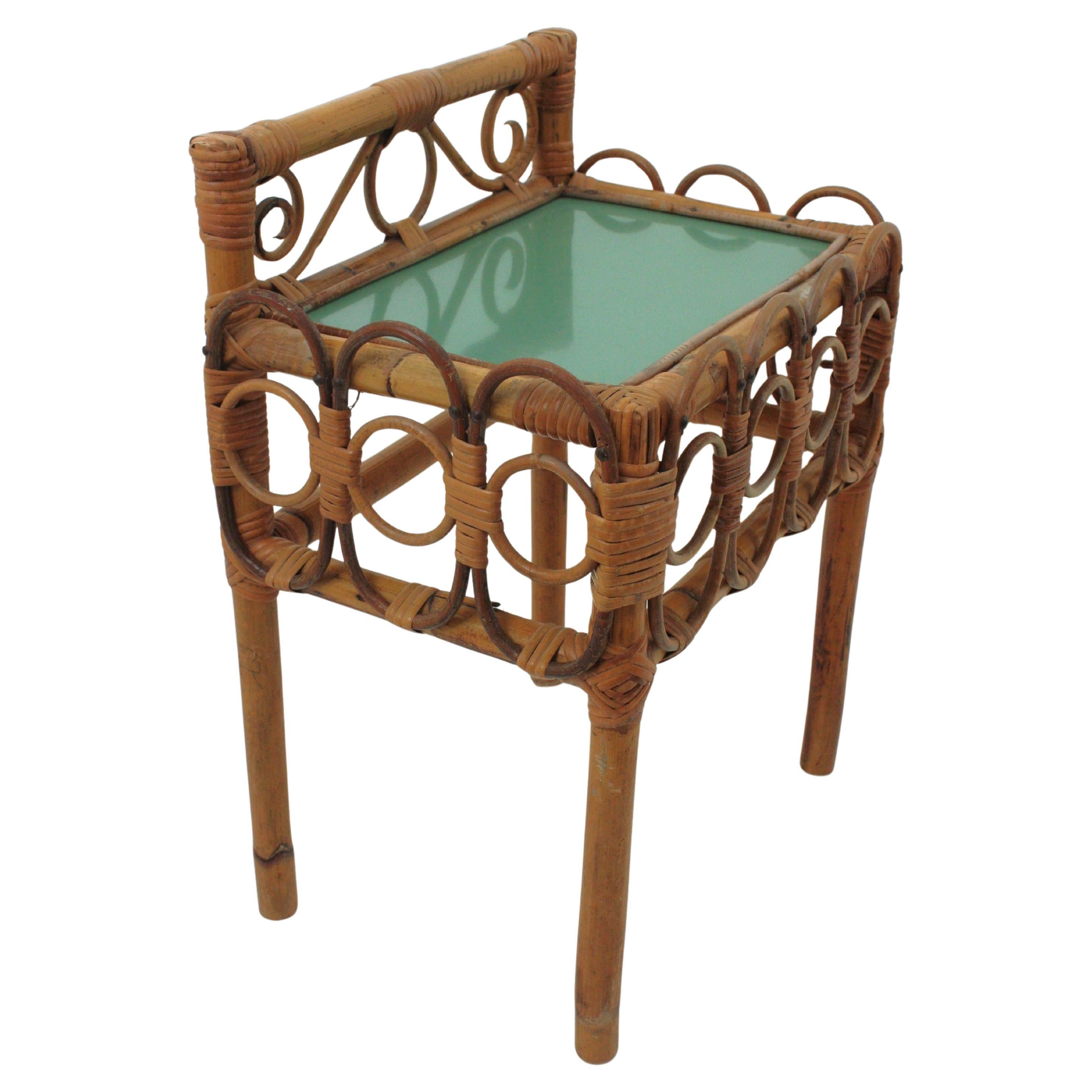 Italiano Coppia di comodini in rattan e bambù con piani rossi e verdi, Italia, anni '50 in vendita