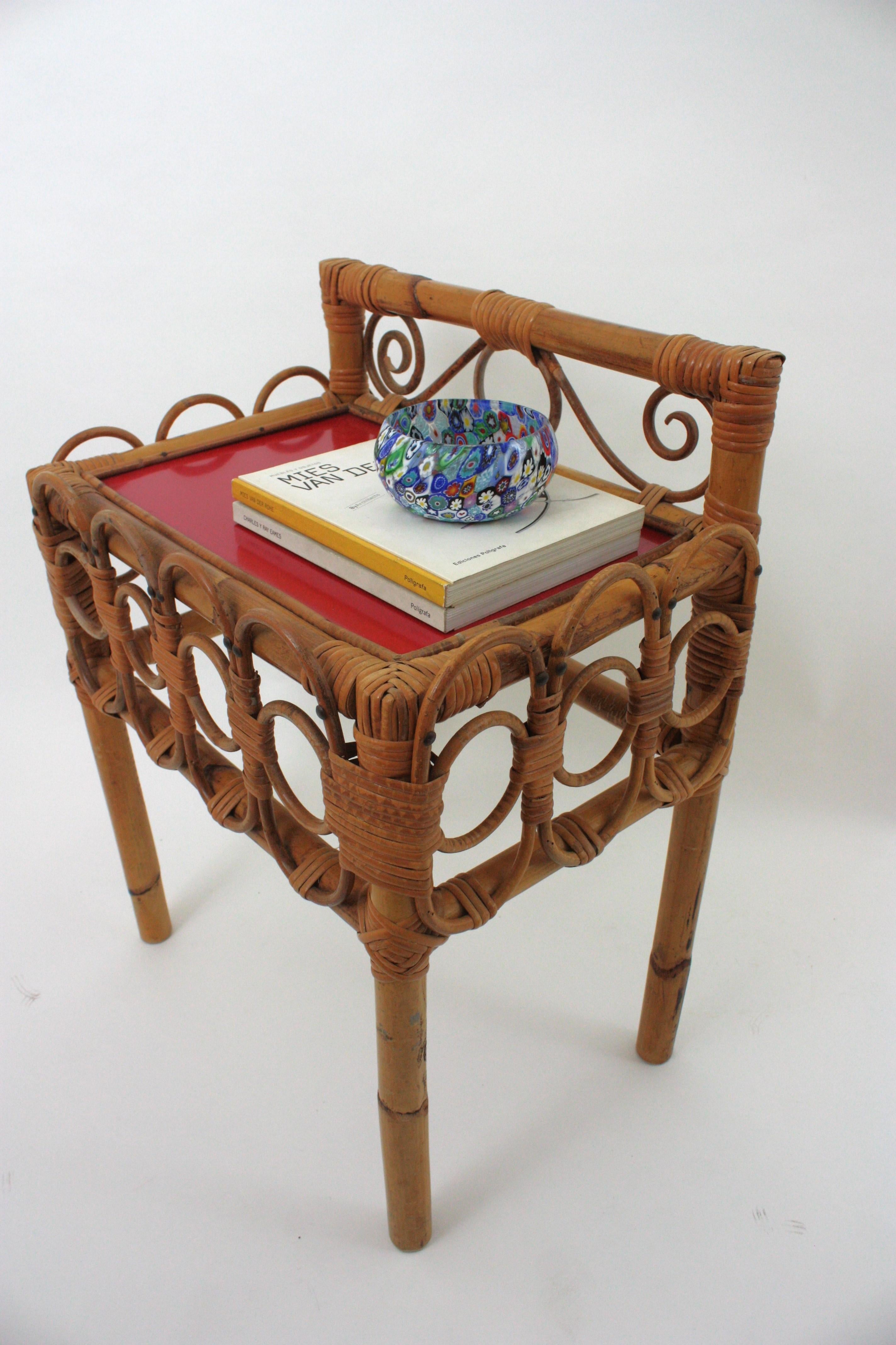 Fatto a mano Coppia di comodini in rattan e bambù con piani rossi e verdi, Italia, anni '50 in vendita