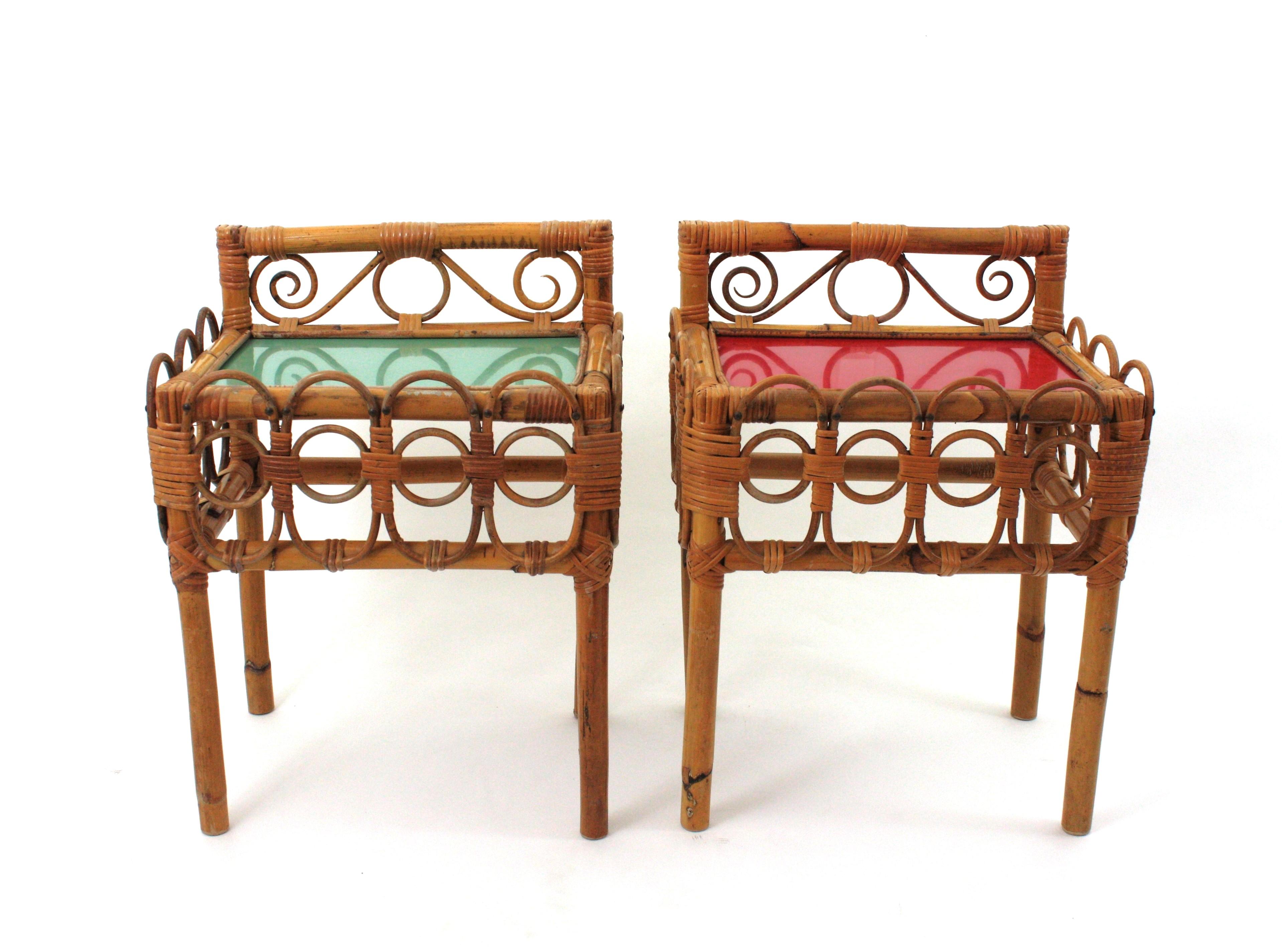 Coppia di comodini in rattan e bambù con piani rossi e verdi, Italia, anni '50 In condizioni buone in vendita a Barcelona, ES