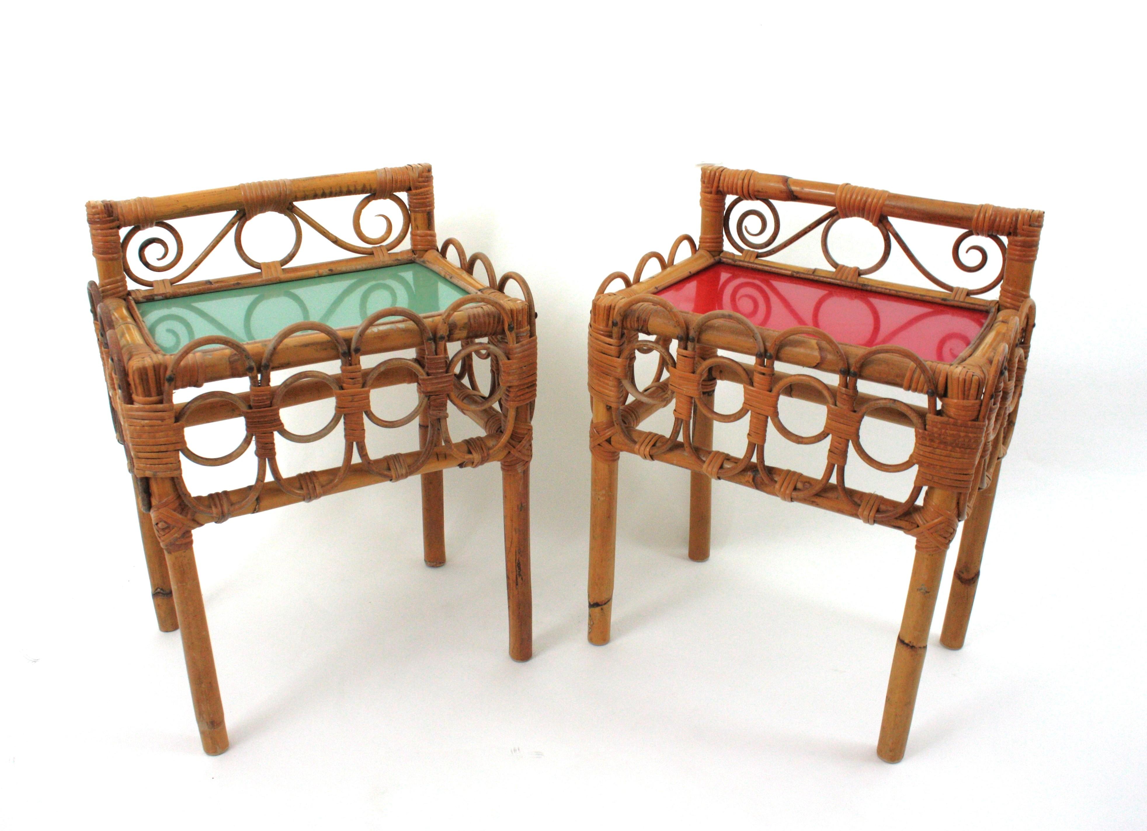 XX secolo Coppia di comodini in rattan e bambù con piani rossi e verdi, Italia, anni '50 in vendita