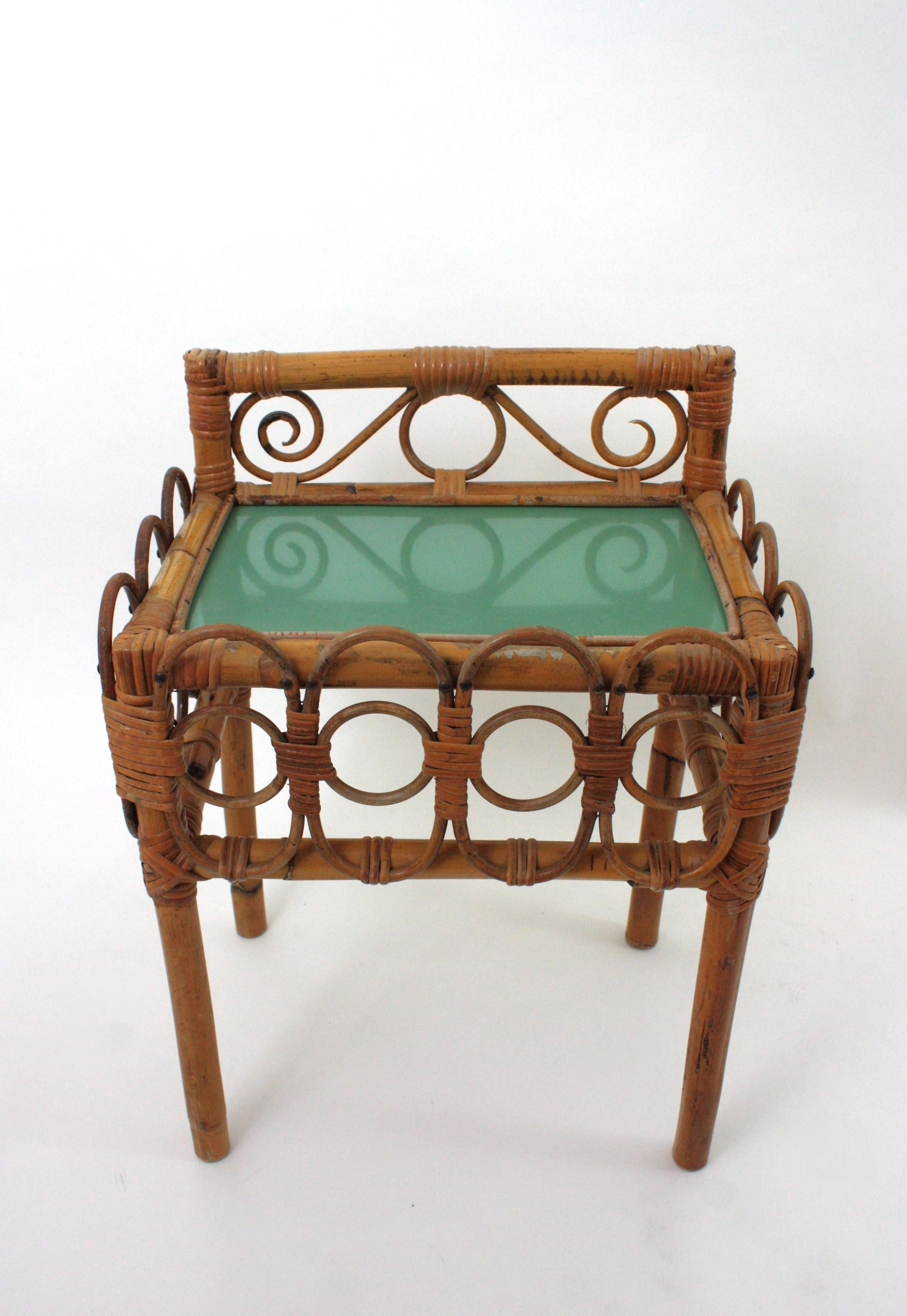 Bambù Coppia di comodini in rattan e bambù con piani rossi e verdi, Italia, anni '50 in vendita