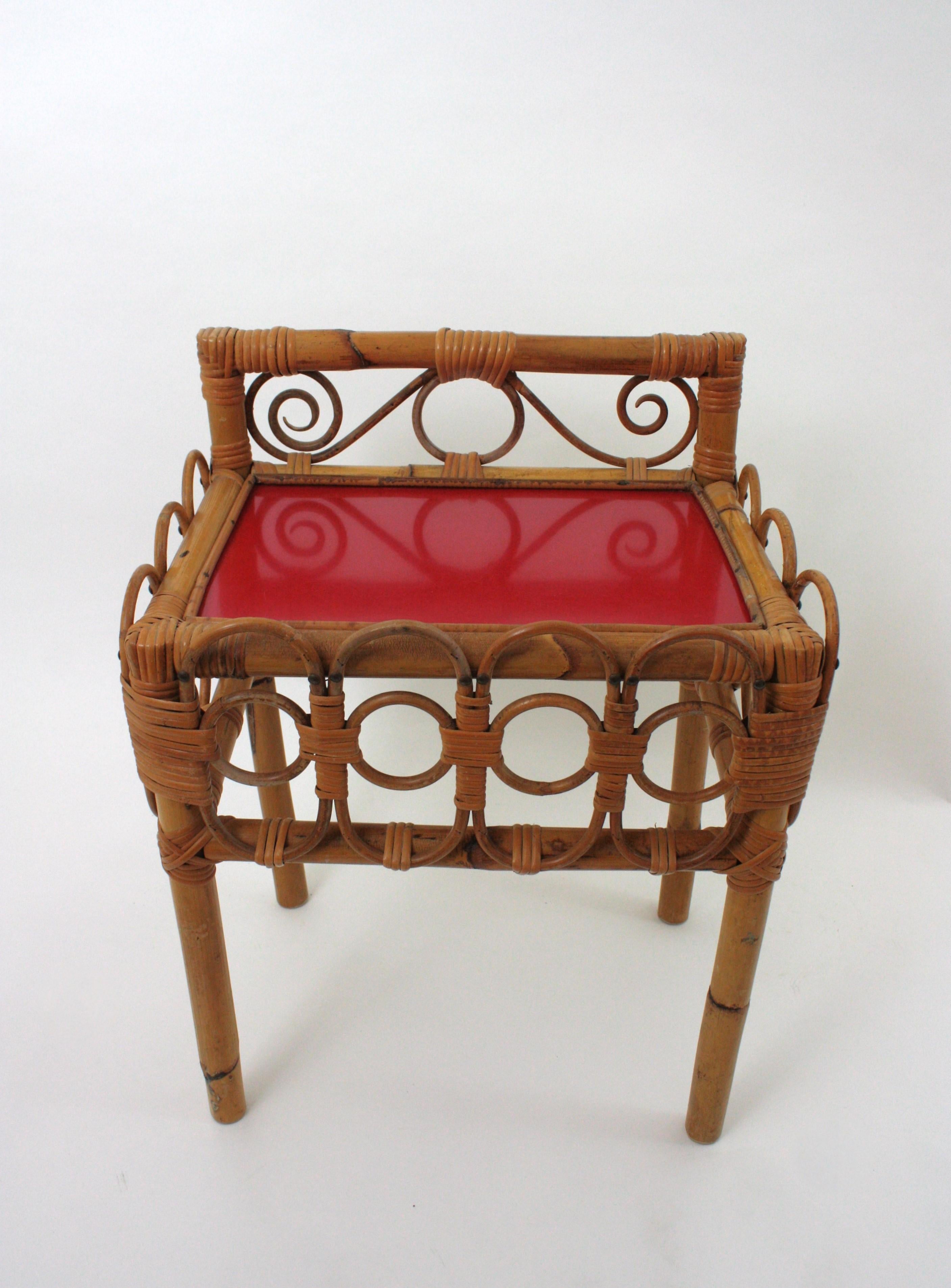 Coppia di comodini in rattan e bambù con piani rossi e verdi, Italia, anni '50 in vendita 1