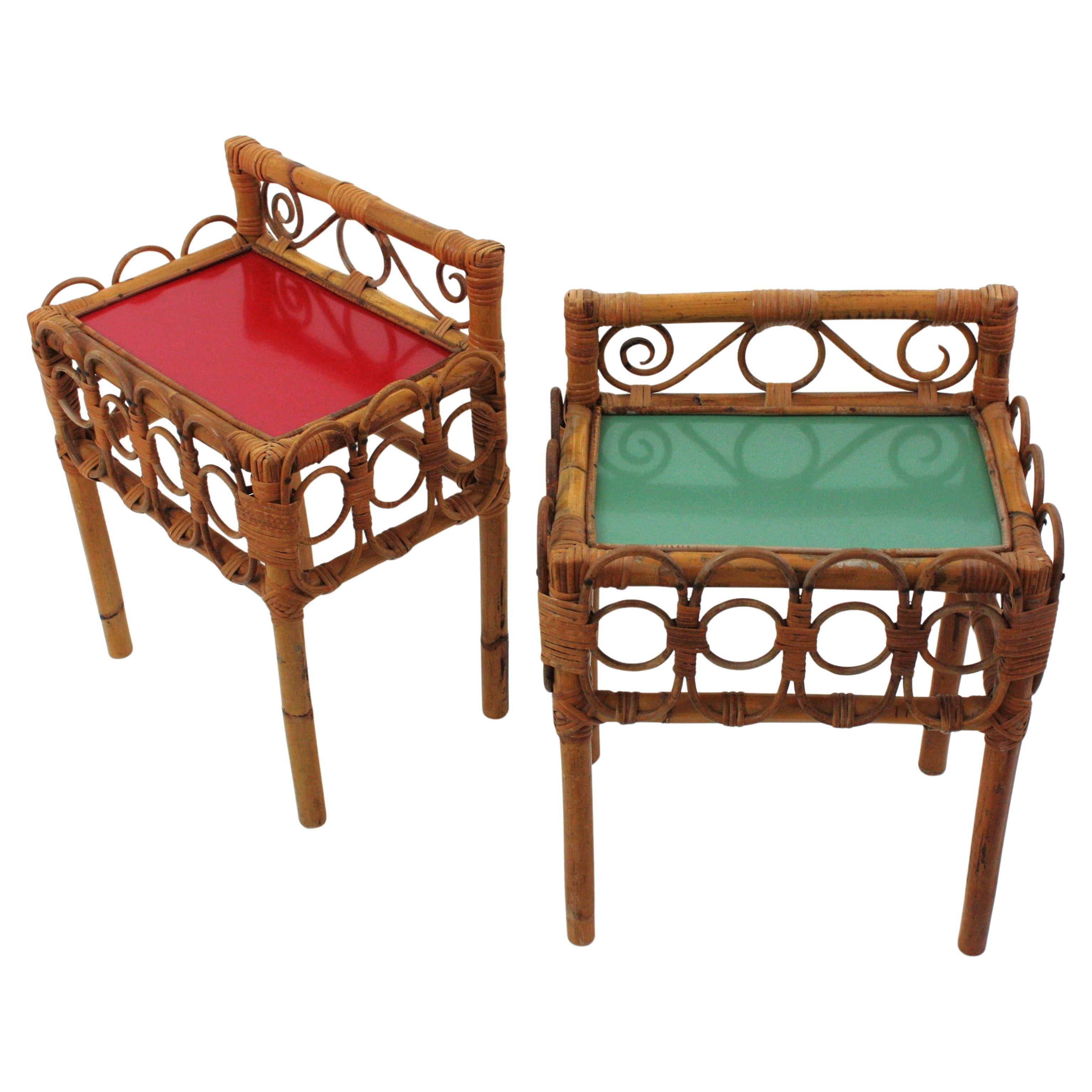 Coppia di comodini in rattan e bambù con piani rossi e verdi, Italia, anni 
50 in vendita