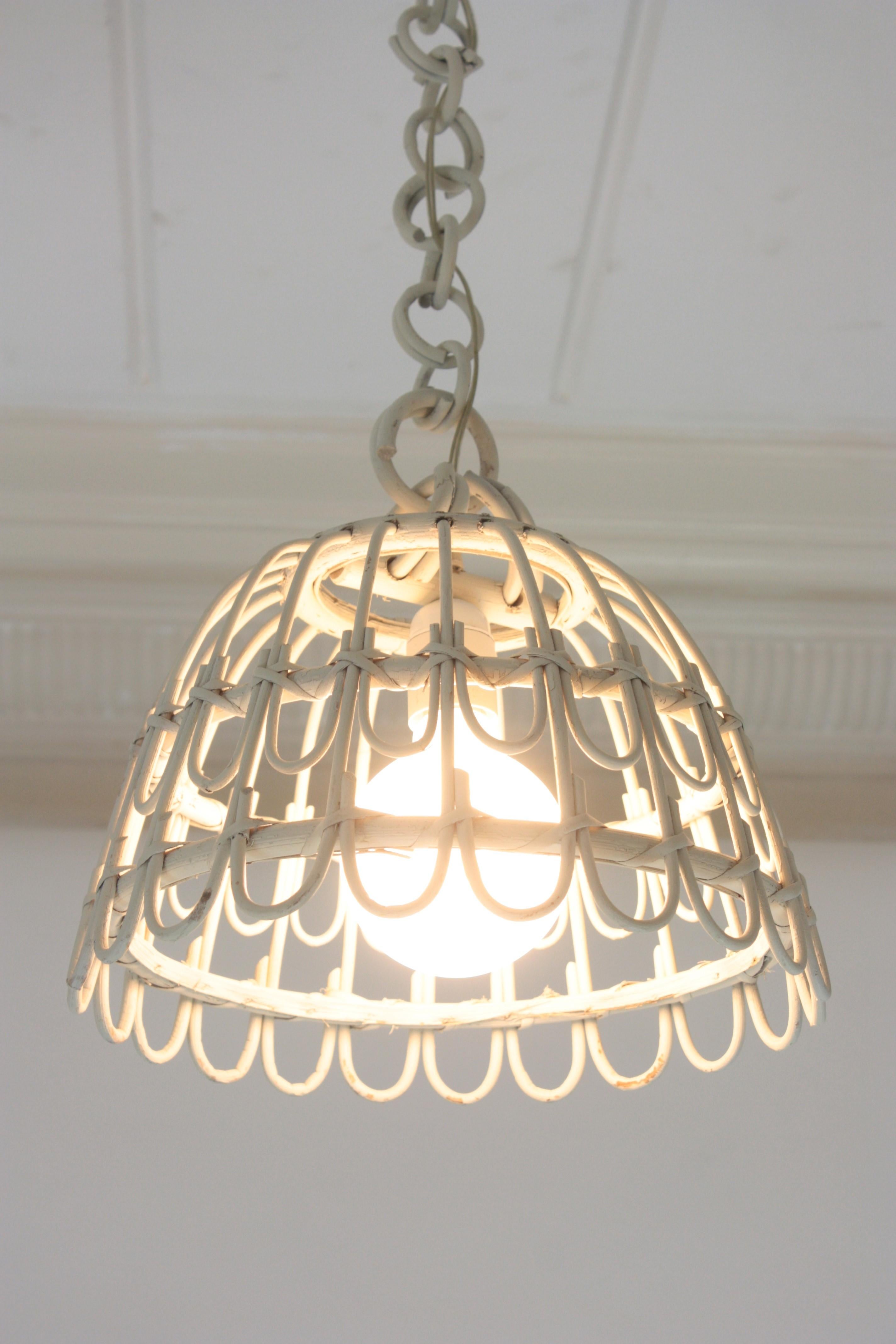 Coppia di lampade a campana in rattan / lampade a sospensione in patina bianca, 1960 in vendita 2