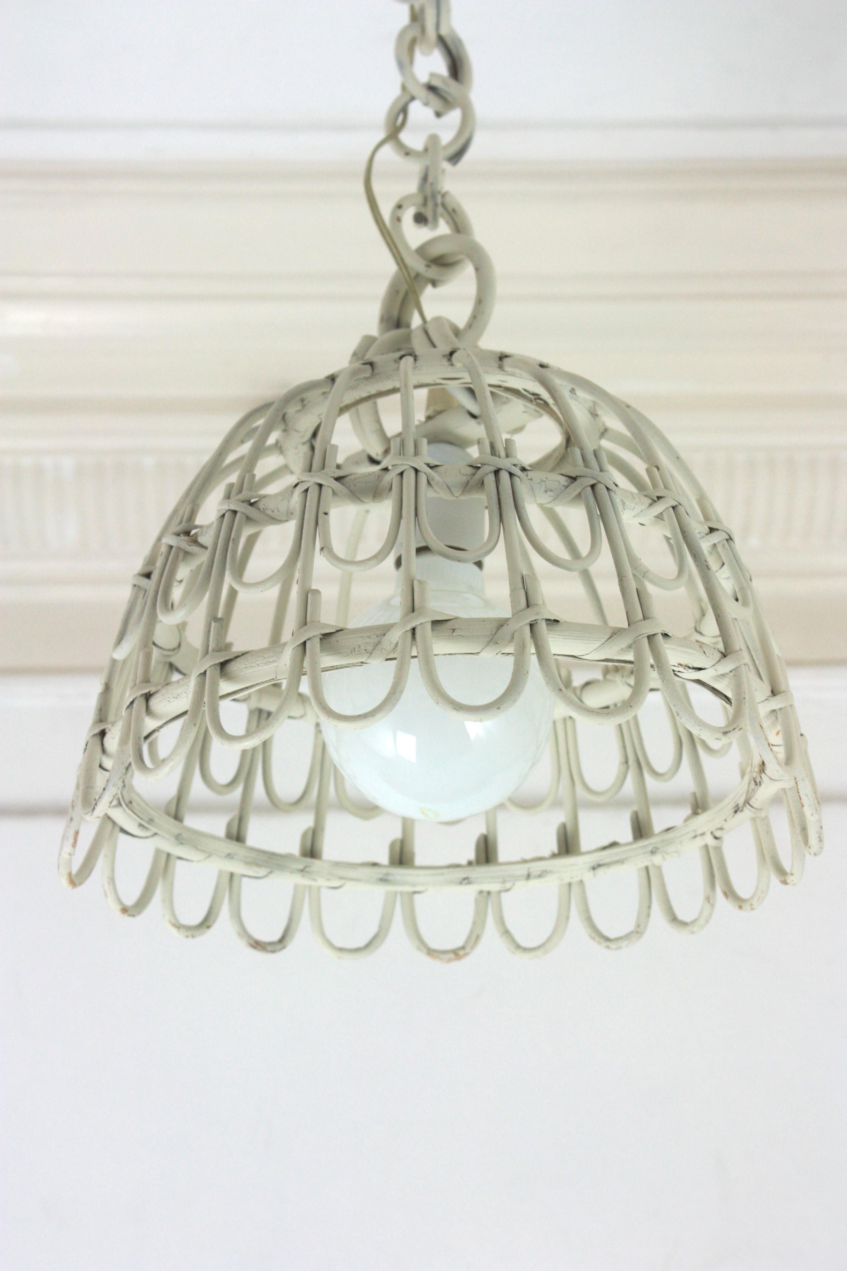 Coppia di lampade a campana in rattan / lampade a sospensione in patina bianca, 1960 in vendita 3