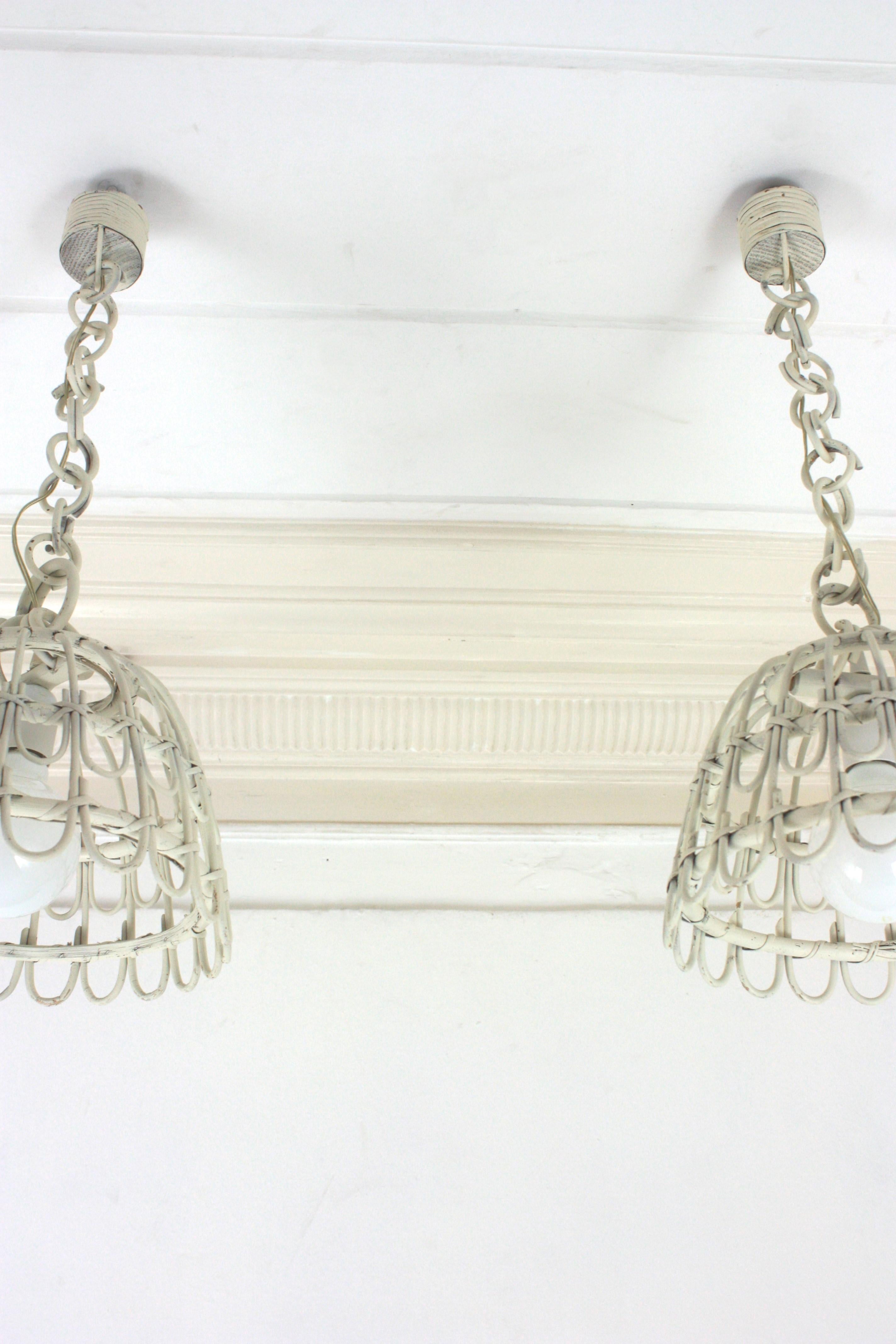 Coppia di lampade a campana in rattan / lampade a sospensione in patina bianca, 1960 in vendita 4