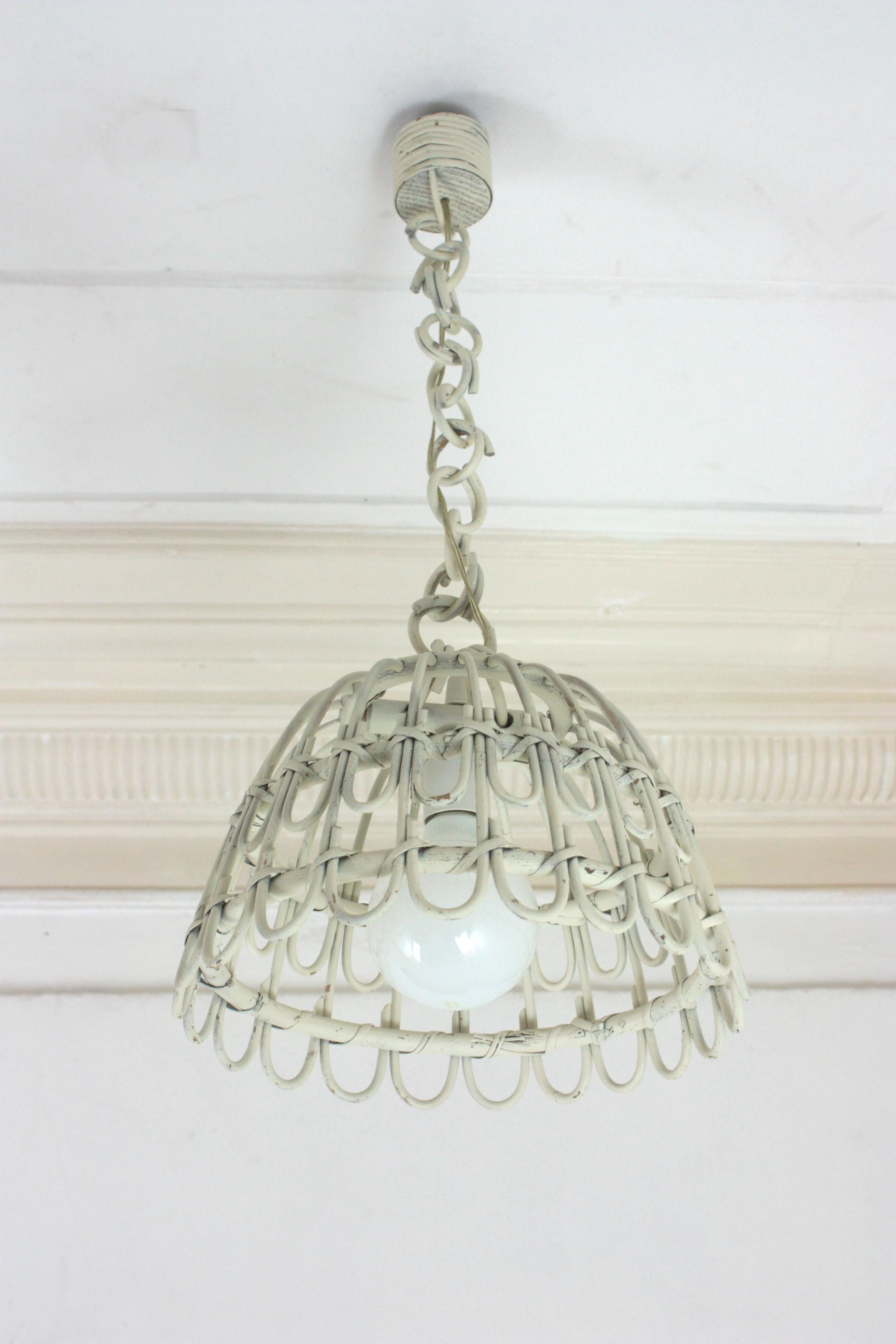 Coppia di lampade a campana in rattan / lampade a sospensione in patina bianca, 1960 in vendita 5