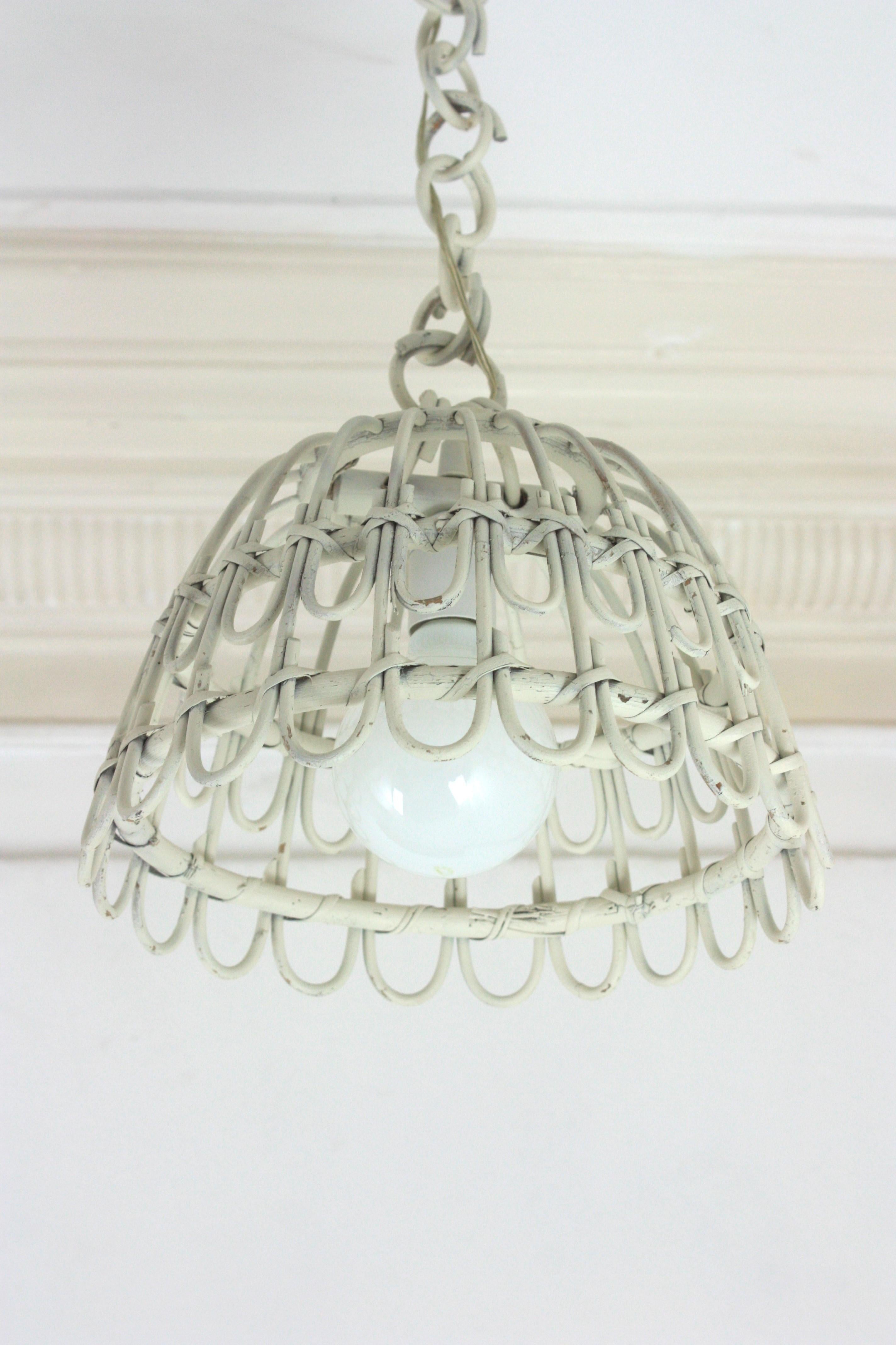 Coppia di lampade a campana in rattan / lampade a sospensione in patina bianca, 1960 in vendita 6