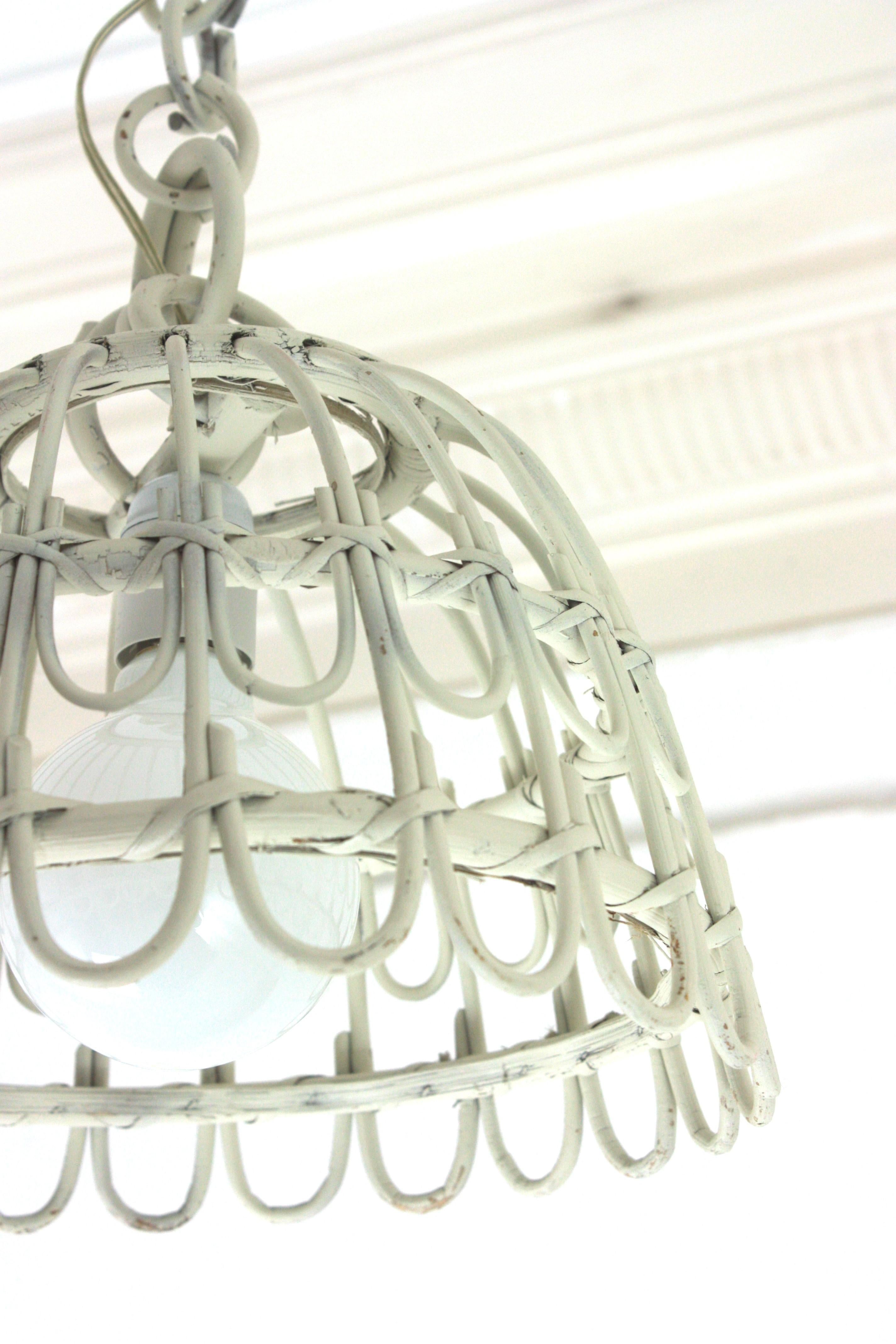 Coppia di lampade a campana in rattan / lampade a sospensione in patina bianca, 1960 in vendita 7