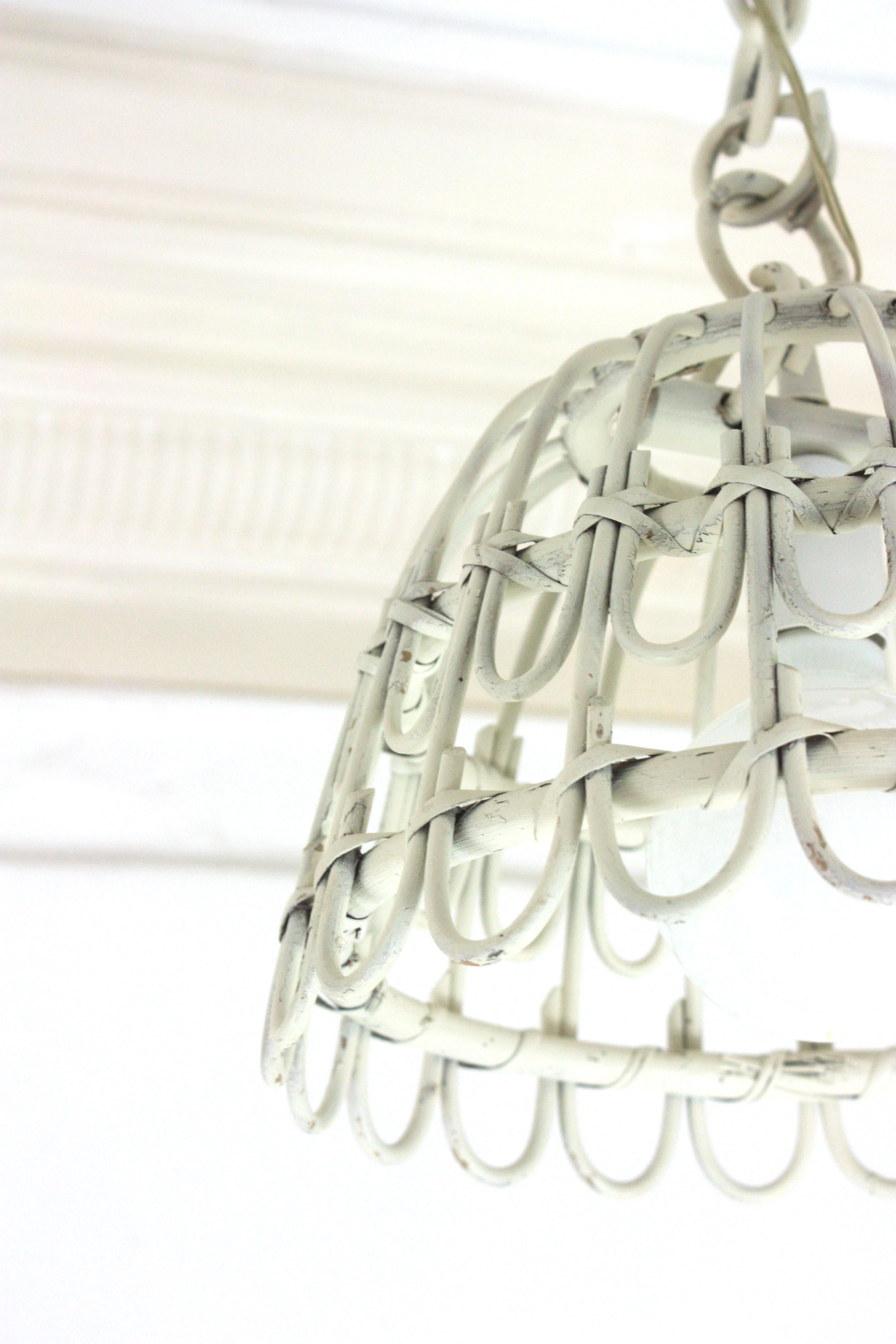 Coppia di lampade a campana in rattan / lampade a sospensione in patina bianca, 1960 in vendita 8