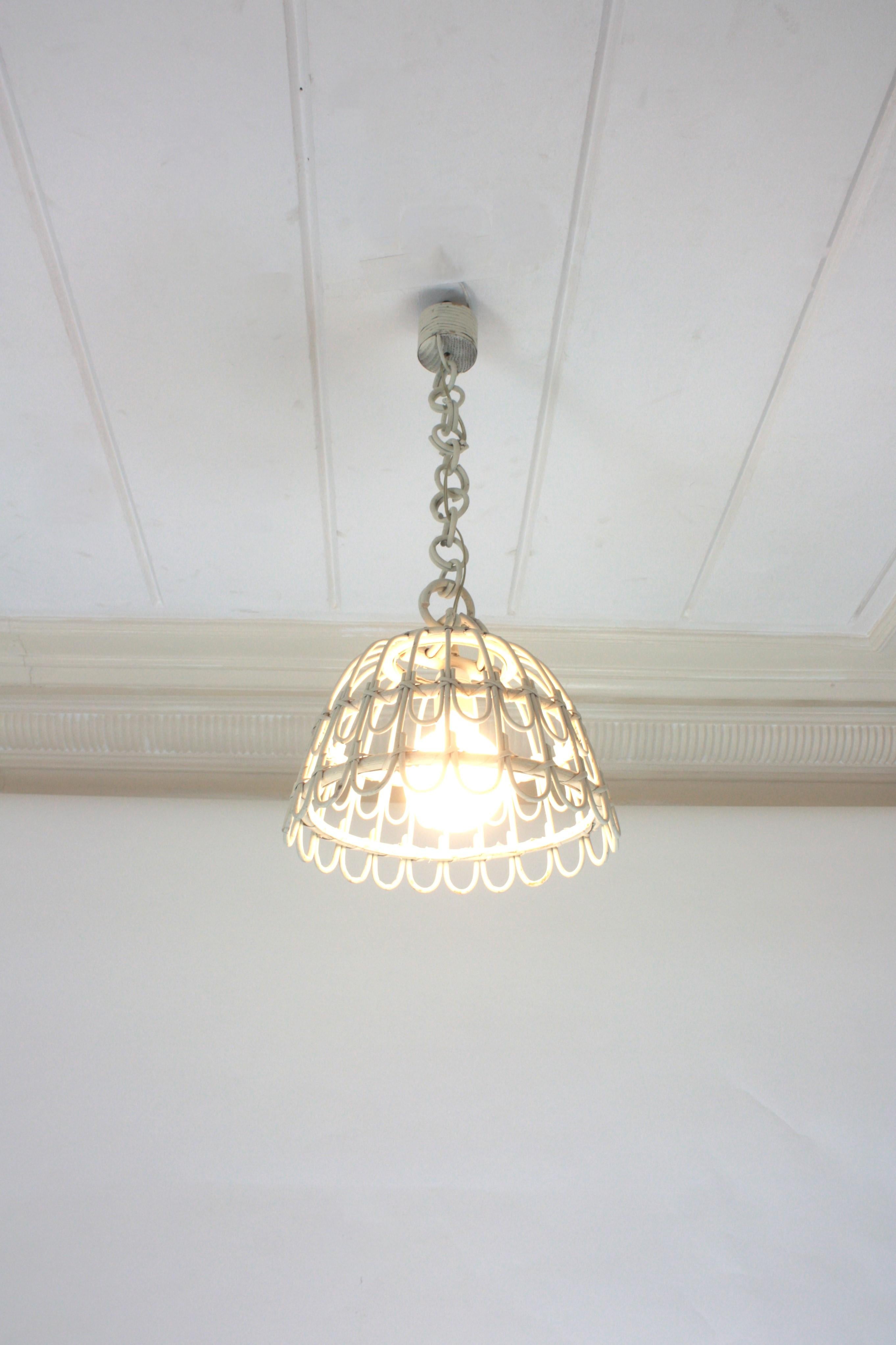 Coppia di lampade a campana in rattan / lampade a sospensione in patina bianca, 1960 in vendita 9
