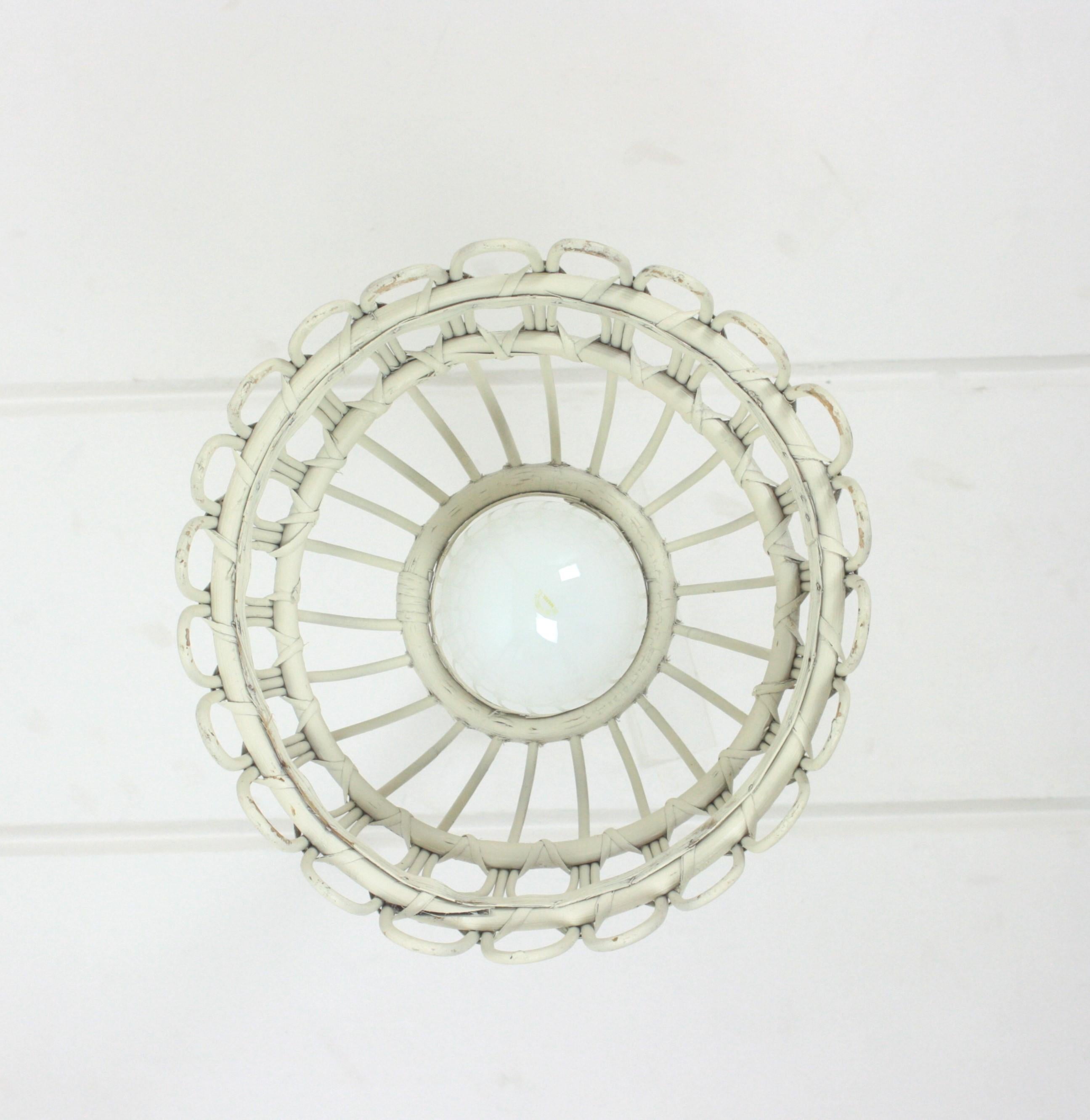 Coppia di lampade a campana in rattan / lampade a sospensione in patina bianca, 1960 in vendita 10