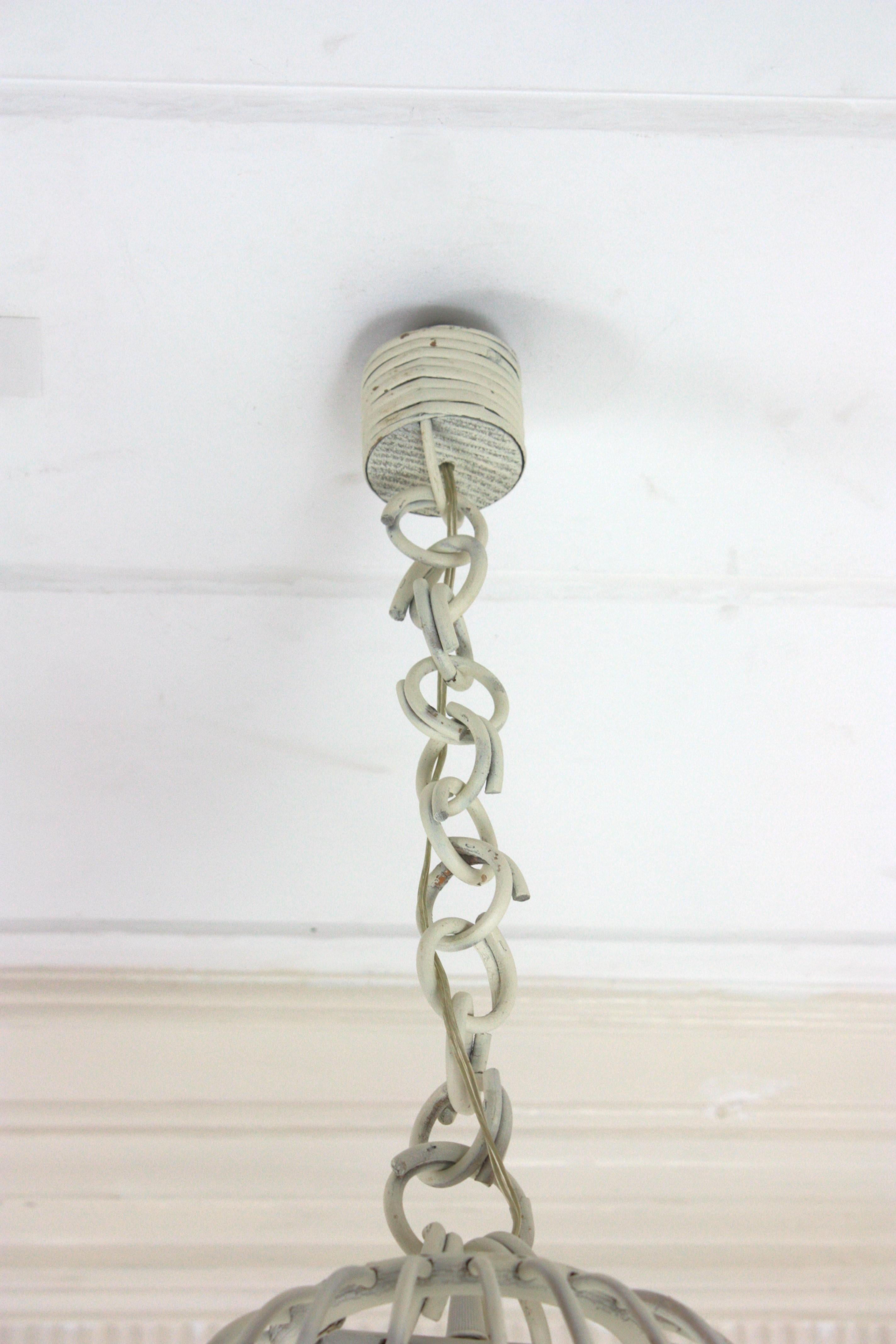 Coppia di lampade a campana in rattan / lampade a sospensione in patina bianca, 1960 in vendita 11