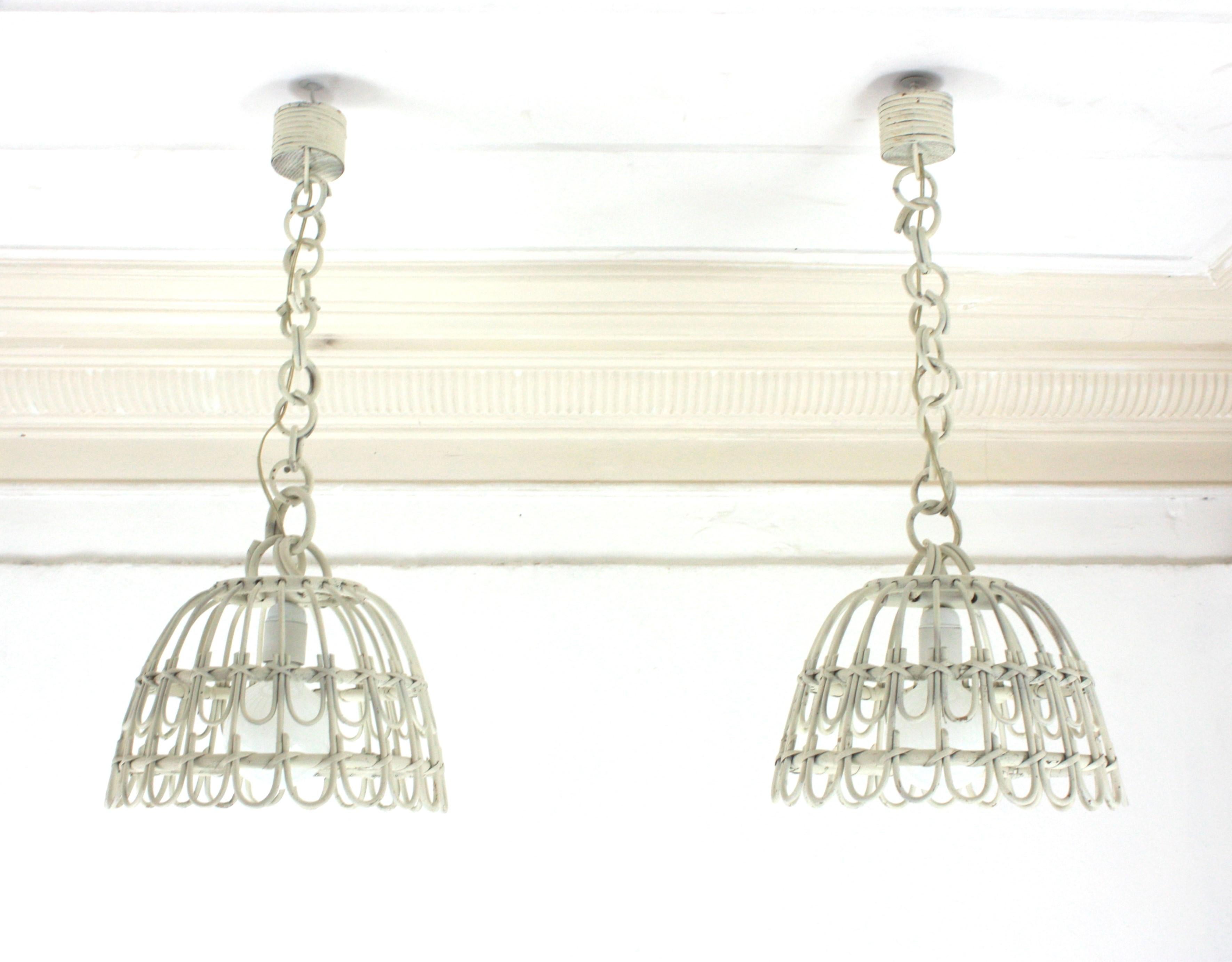 Ciondoli / Lanterne a campana in rattan dipinto di bianco, coppia
__________________________________________________________
Lampade a sospensione in rattan modernista spagnolo con paralumi a campana, Spagna, anni '60.
Accattivanti lampade a