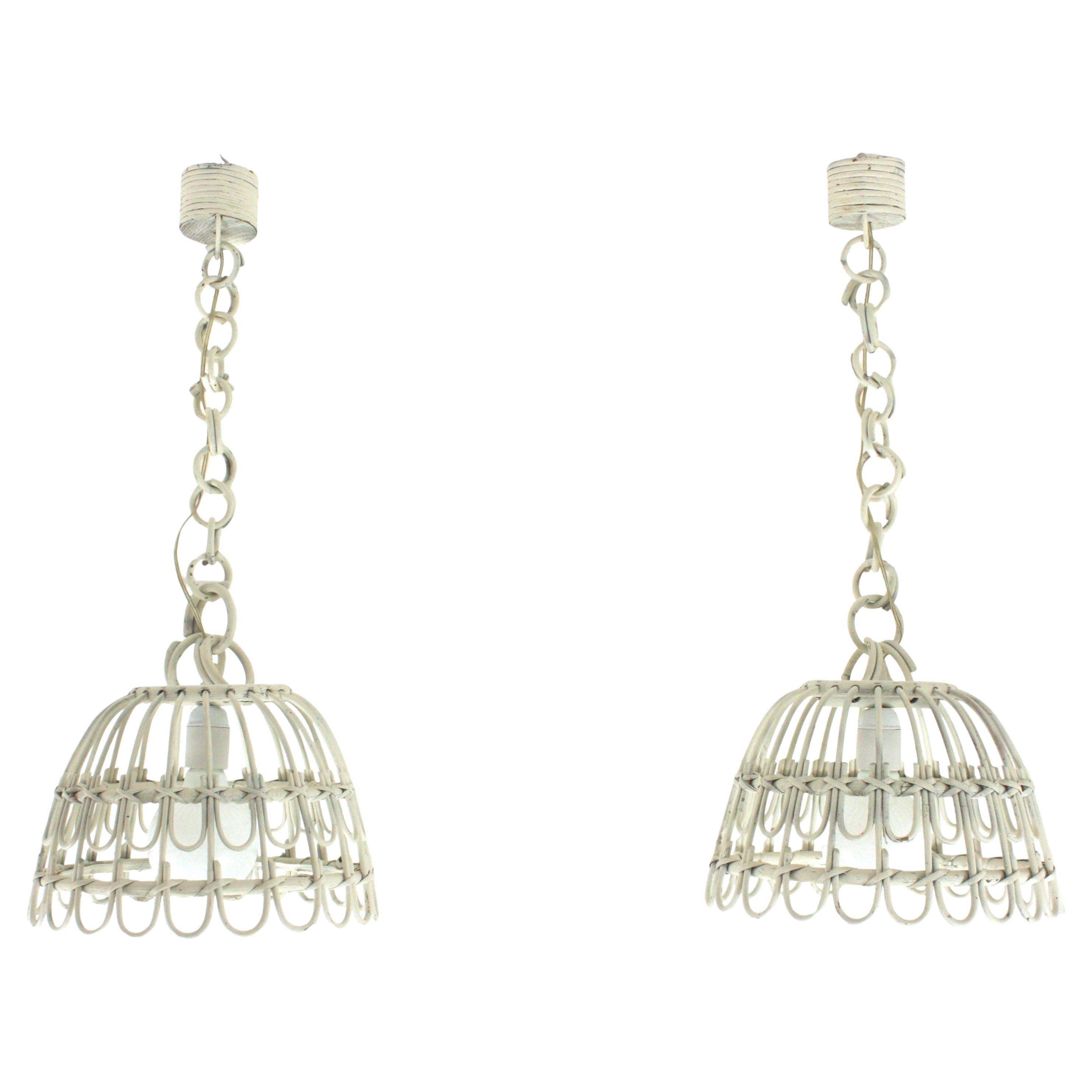 Mid-Century moderno Coppia di lampade a campana in rattan / lampade a sospensione in patina bianca, 1960 in vendita