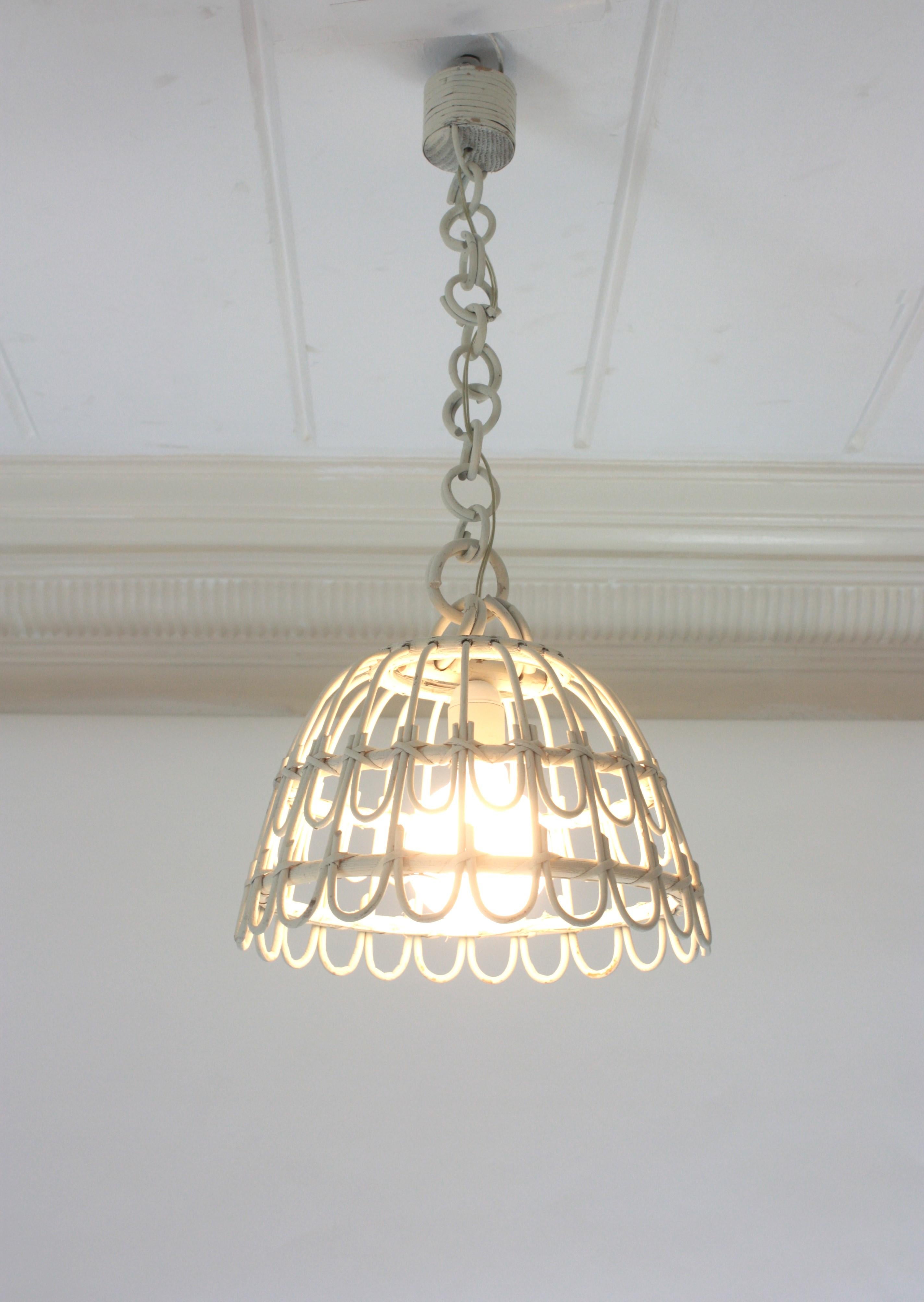 Spagnolo Coppia di lampade a campana in rattan / lampade a sospensione in patina bianca, 1960 in vendita