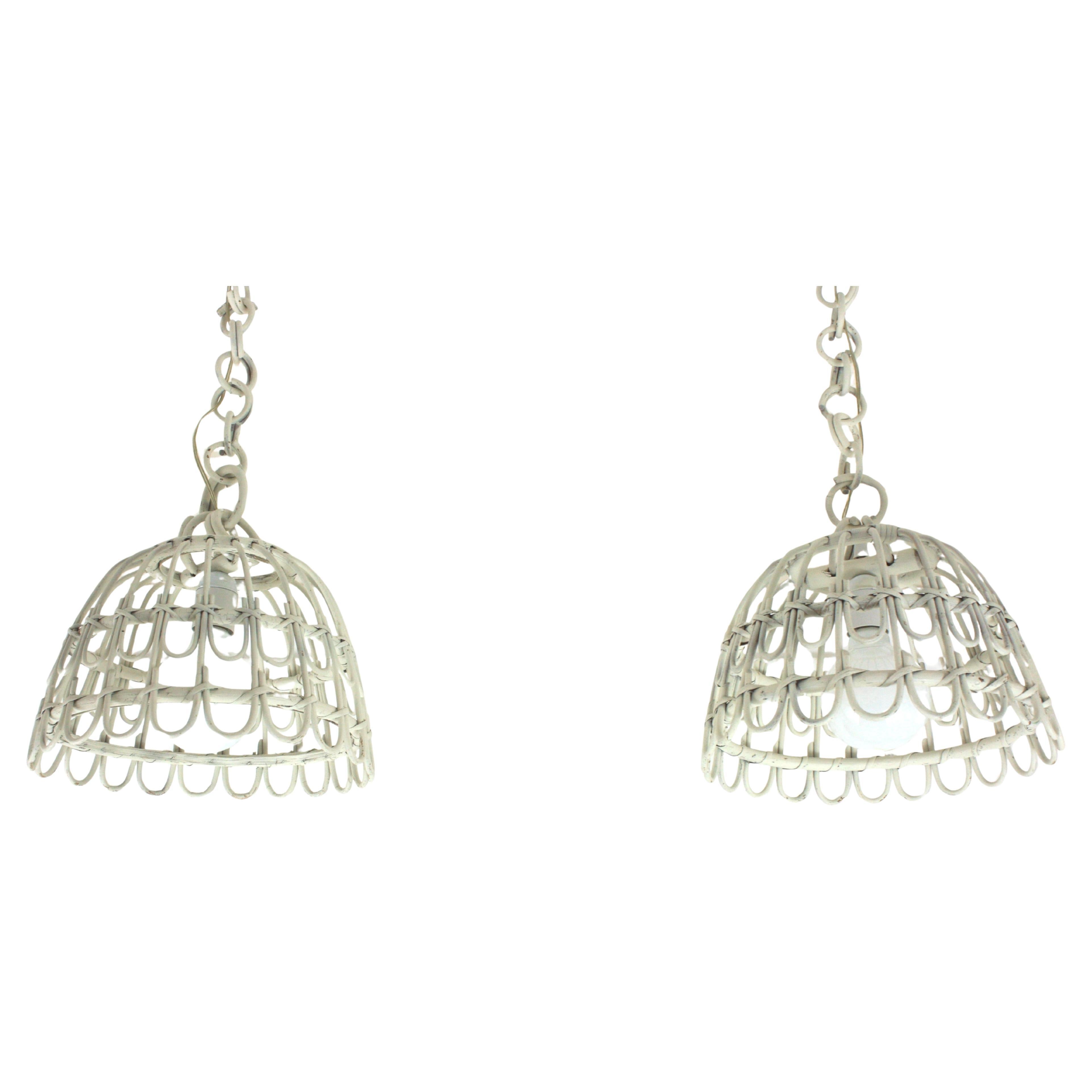 Fatto a mano Coppia di lampade a campana in rattan / lampade a sospensione in patina bianca, 1960 in vendita