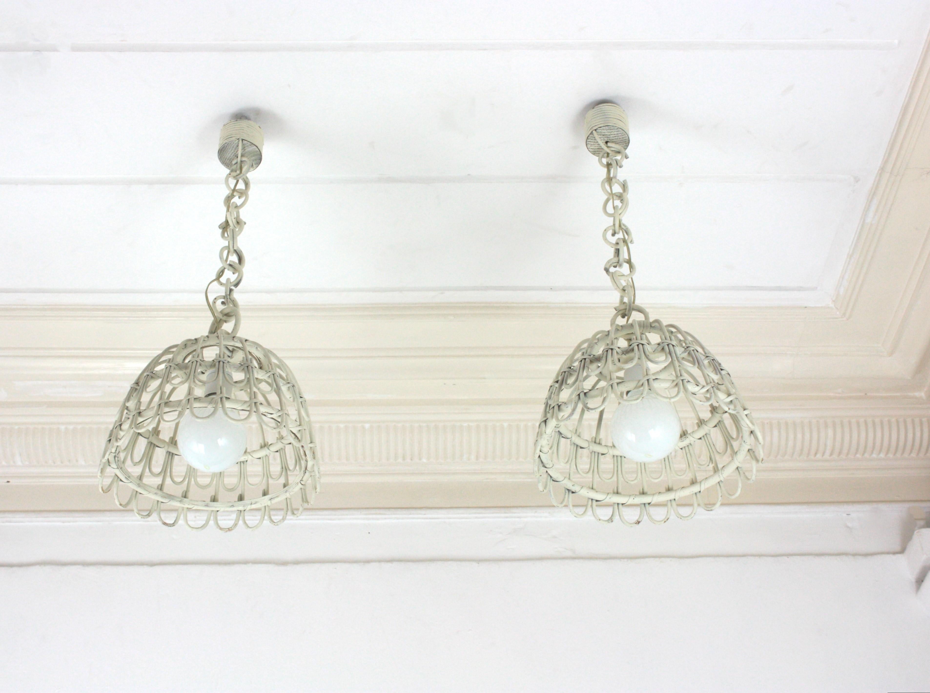 XX secolo Coppia di lampade a campana in rattan / lampade a sospensione in patina bianca, 1960 in vendita