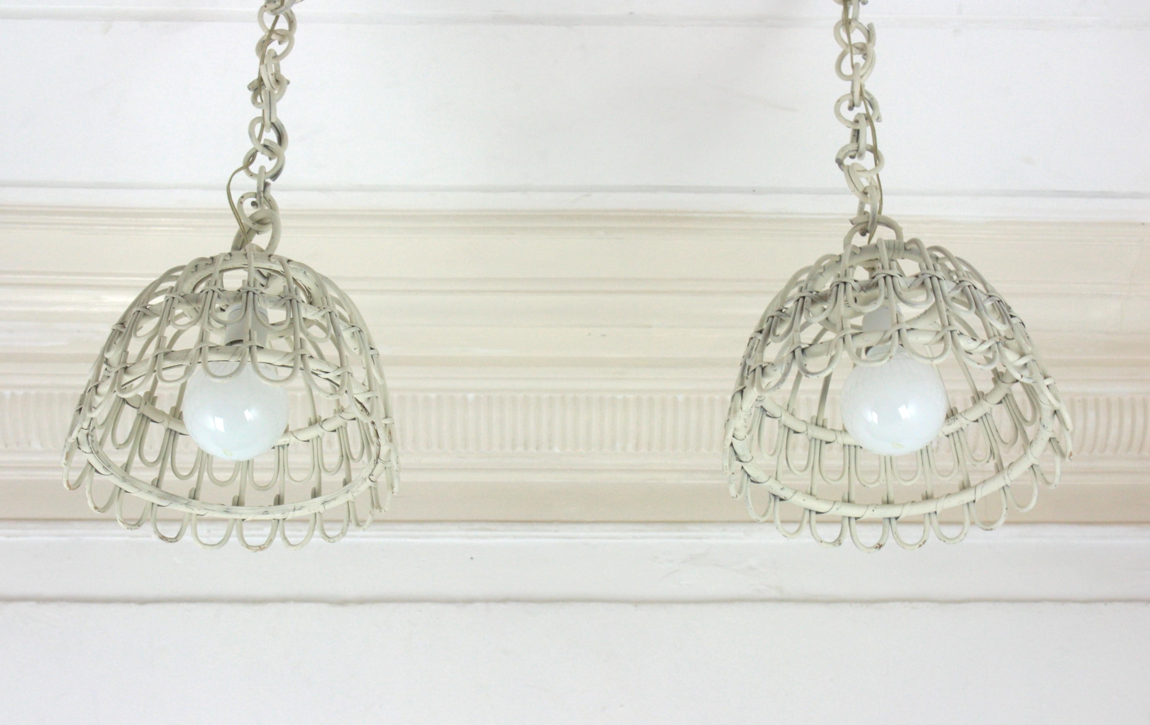 Vimini Coppia di lampade a campana in rattan / lampade a sospensione in patina bianca, 1960 in vendita