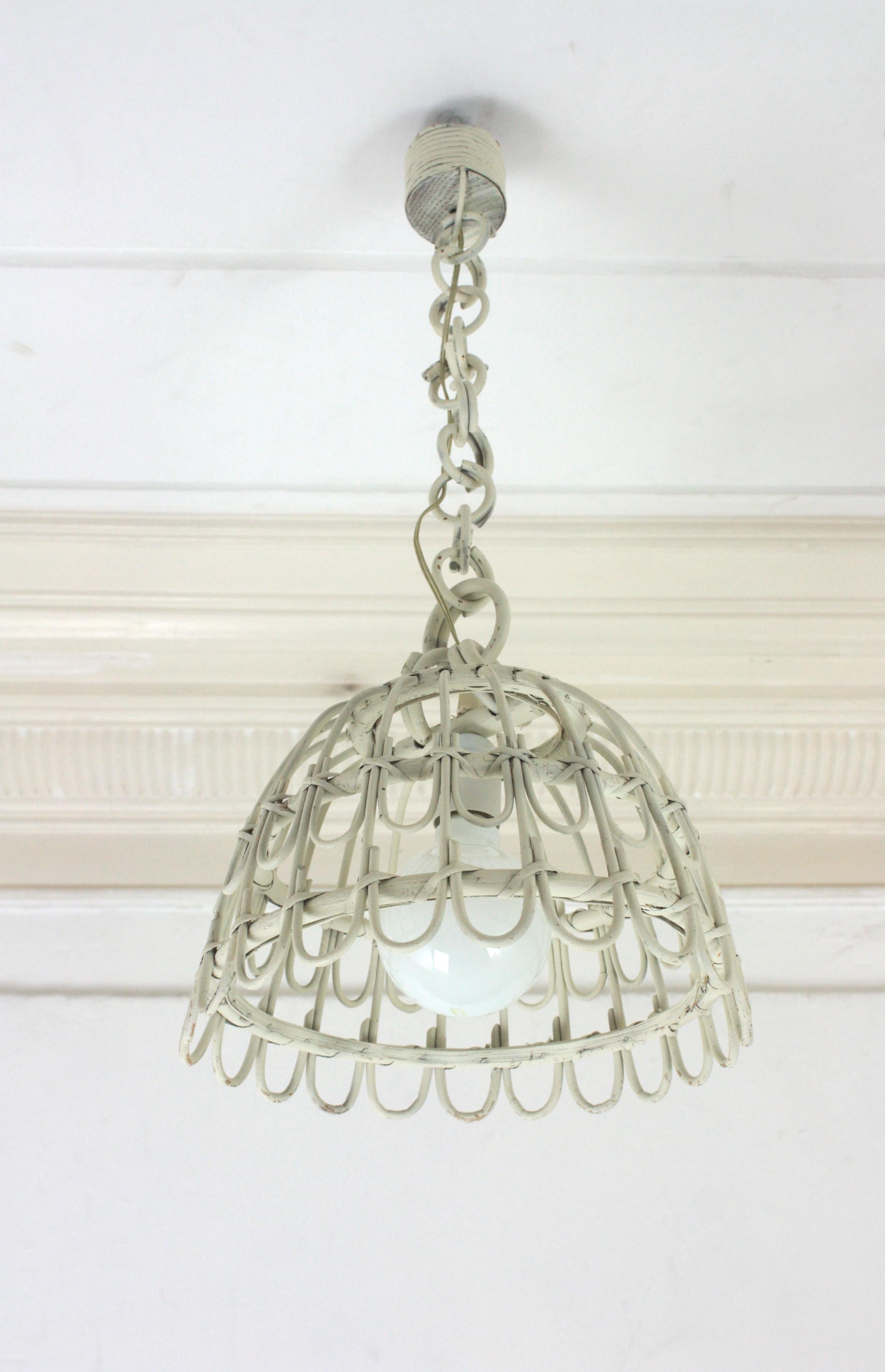 Coppia di lampade a campana in rattan / lampade a sospensione in patina bianca, 1960 in vendita 1