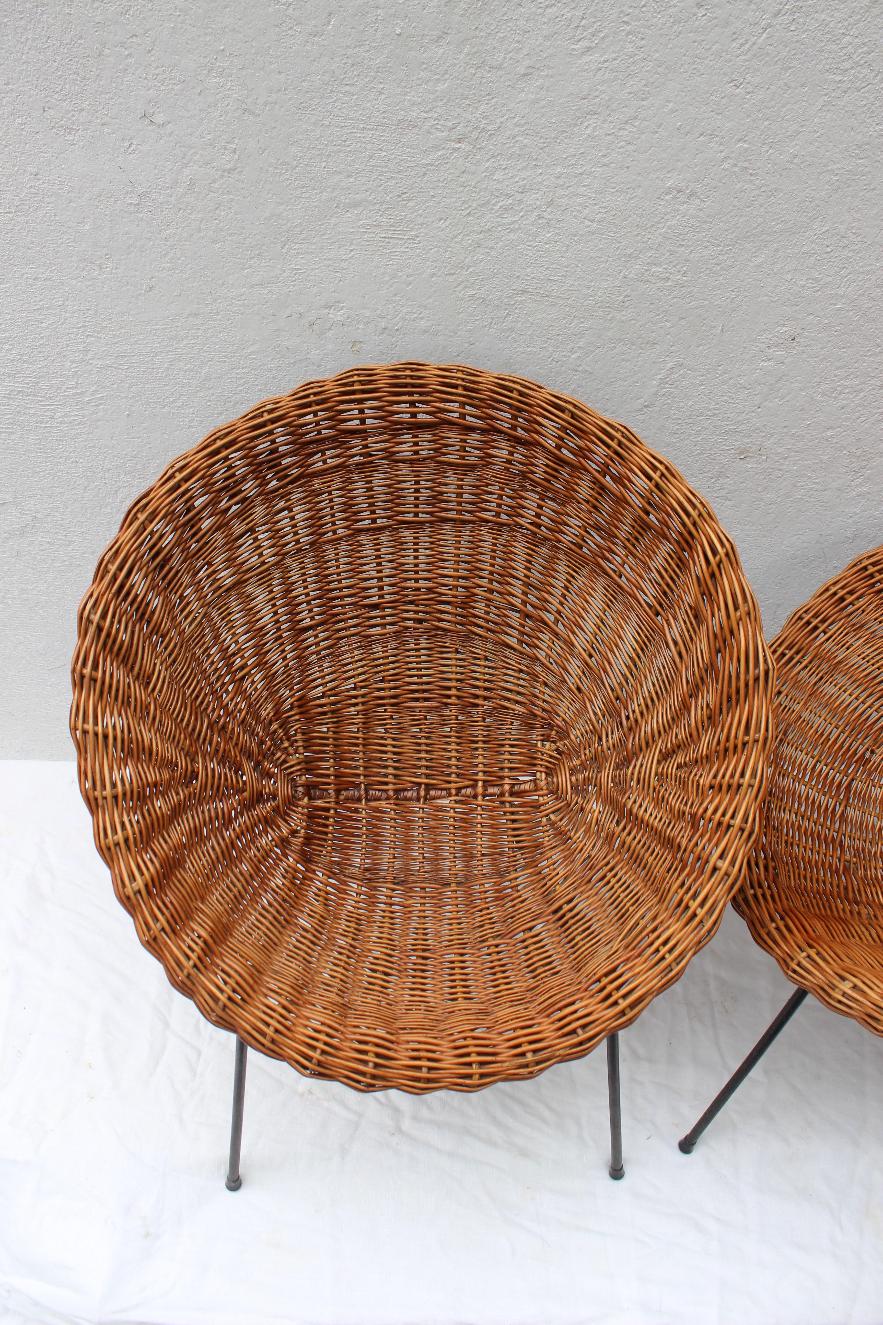 Set of two Italian rattan chairs and table in the style of Franco Albini.

Measures: Chairs 29.5