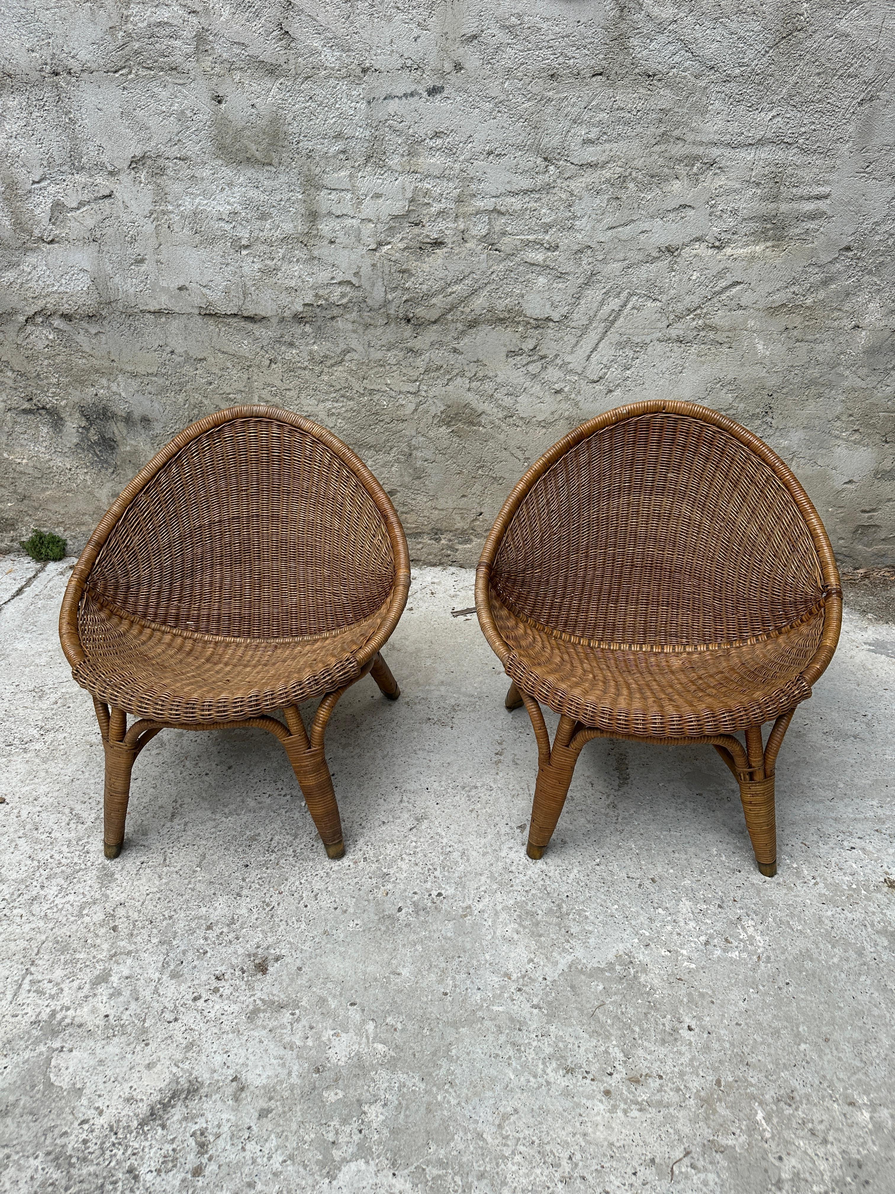 This unusual pair of rattan armchairs is quite rare on the market. It is a variant of the RANA model by Nanna DITZEL. This pair has 4 legs instead of 3. The legs are finished with a brass band. They are very comfortable.