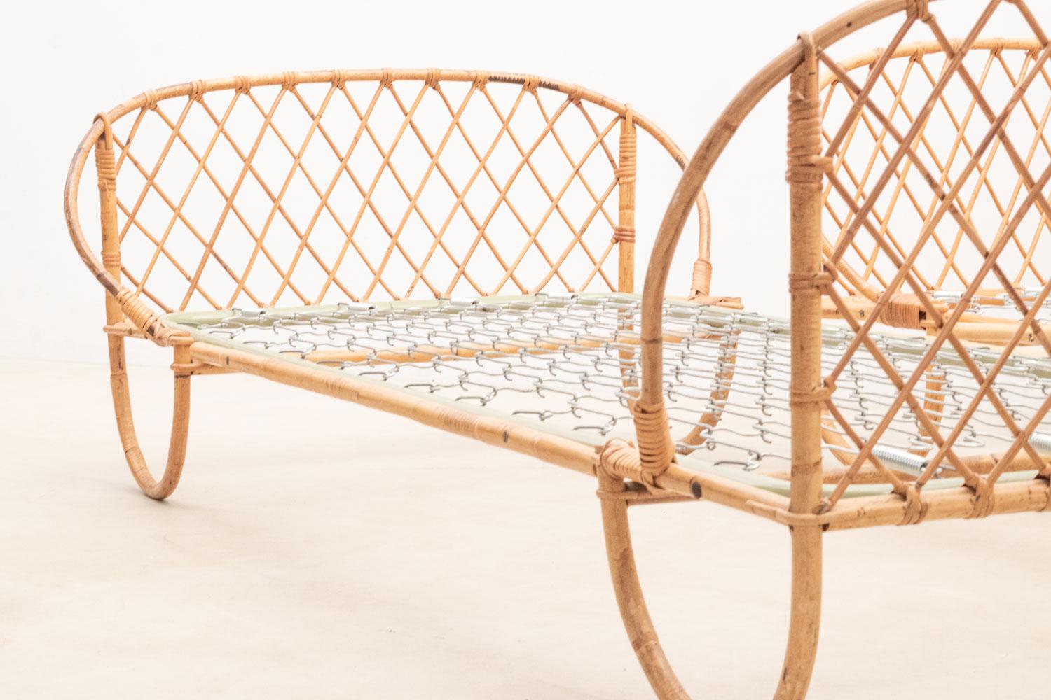 Coppia di lettini in rattan, anni '70 in vendita 9