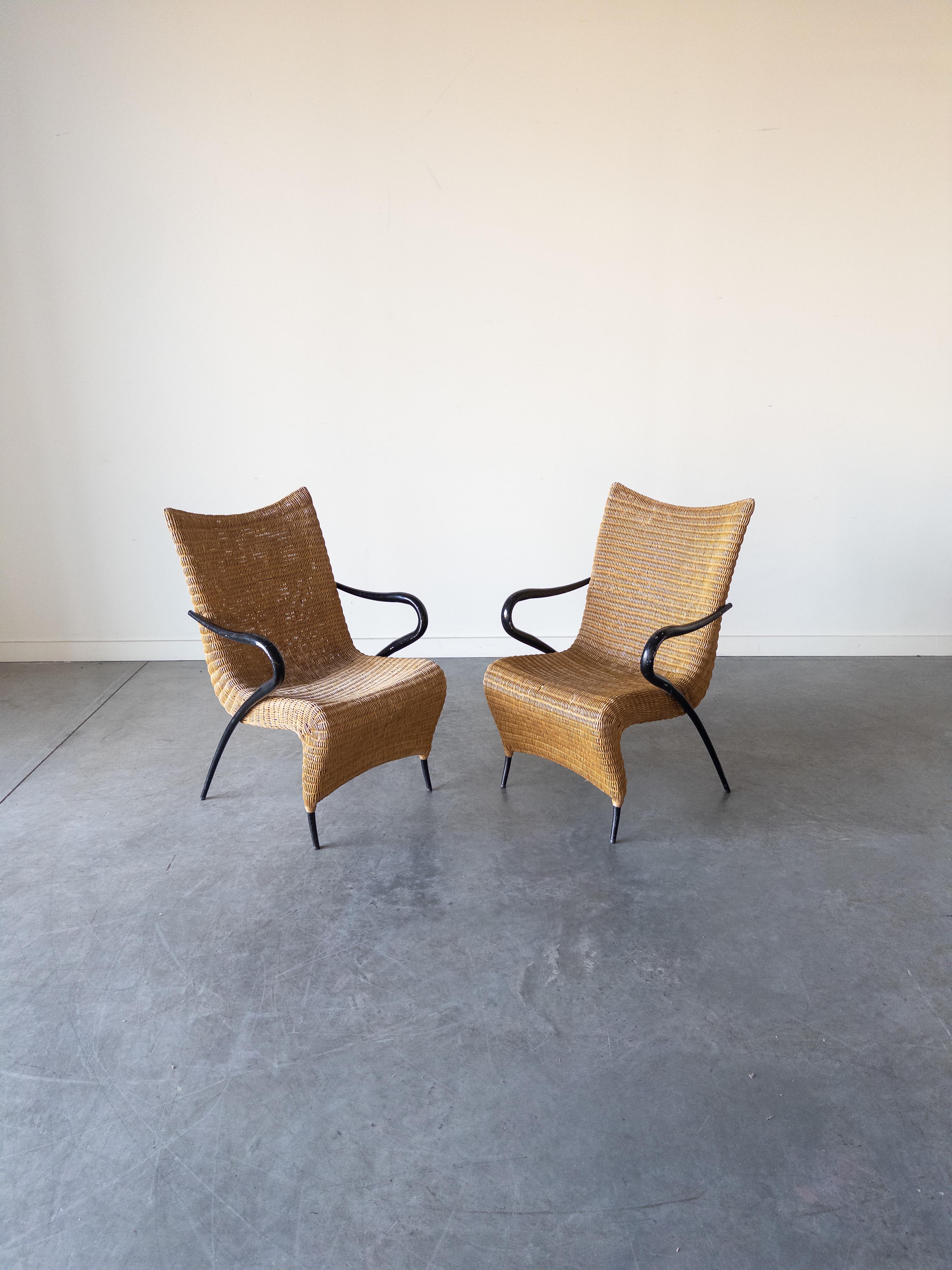 Coppia di sedie Easy Chair Sedie disegnate da Soren Lund per Soren Lund Mobler, Danimarca, anni '60. Presenta una forma scultorea in rattan con braccioli inclinati in finitura nera verniciata Steele.