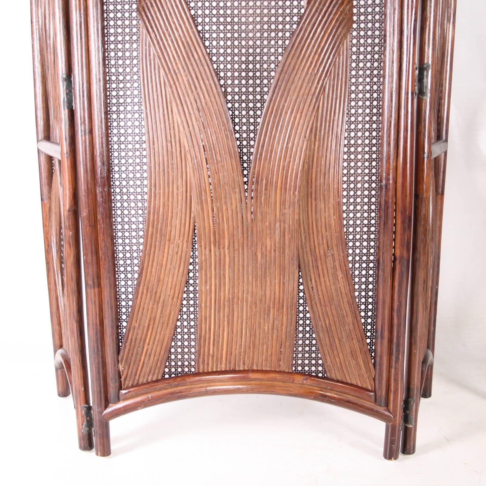 Schönes Paar amerikanischer Vintage-Faltschirme aus Rattan.
Sehr dekorative Stücke in gutem Zustand. 
