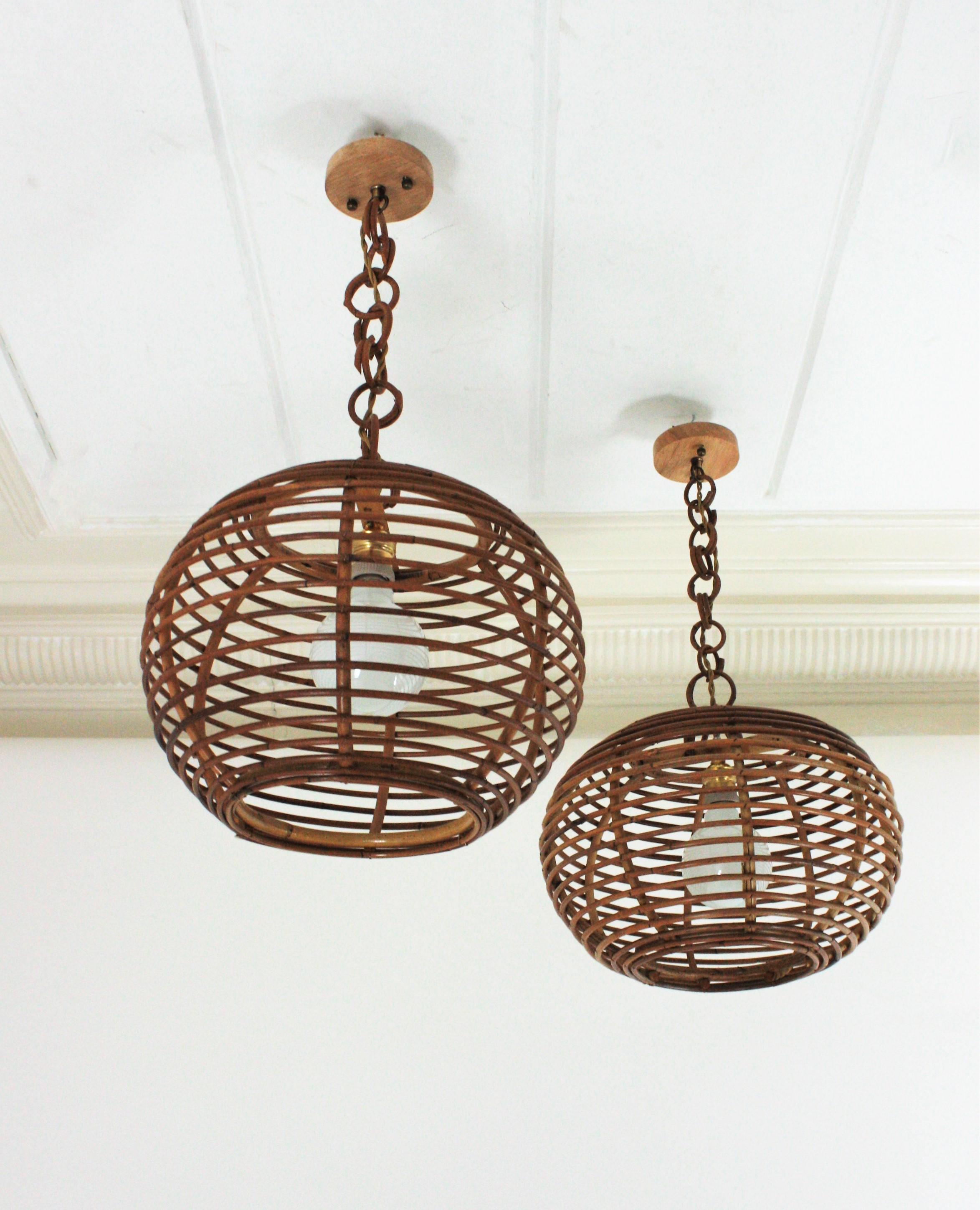 Paire de lanternes en rotin avec abat-jour en forme de globe ou de boule, Espagne, années 1950-1960.
Ces lampes à suspension sont entièrement fabriquées à la main avec du rotin et du bambou. Les abat-jour en forme de boule sont suspendus à des