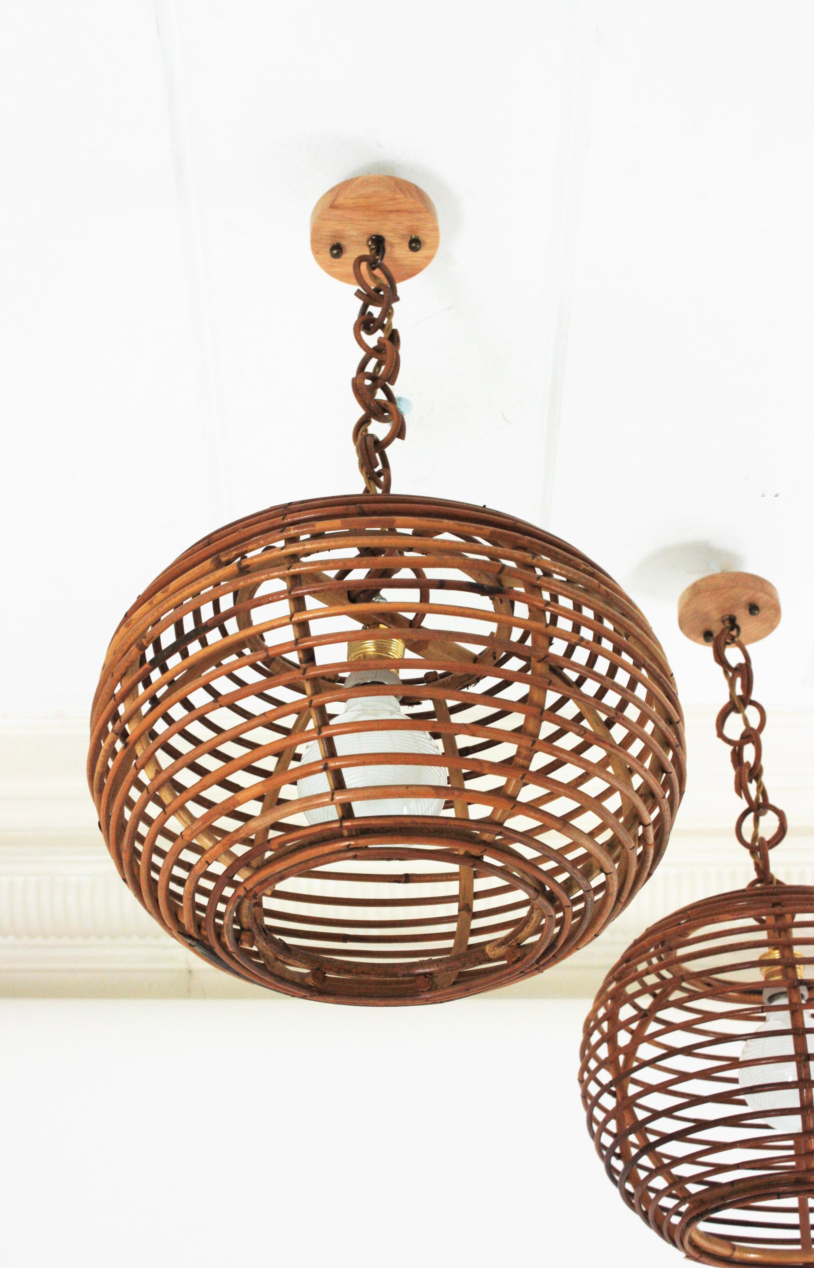 Pair of Rattan Globe Pendants or Hanging Lights, 1950s In Good Condition For Sale In Barcelona, ES