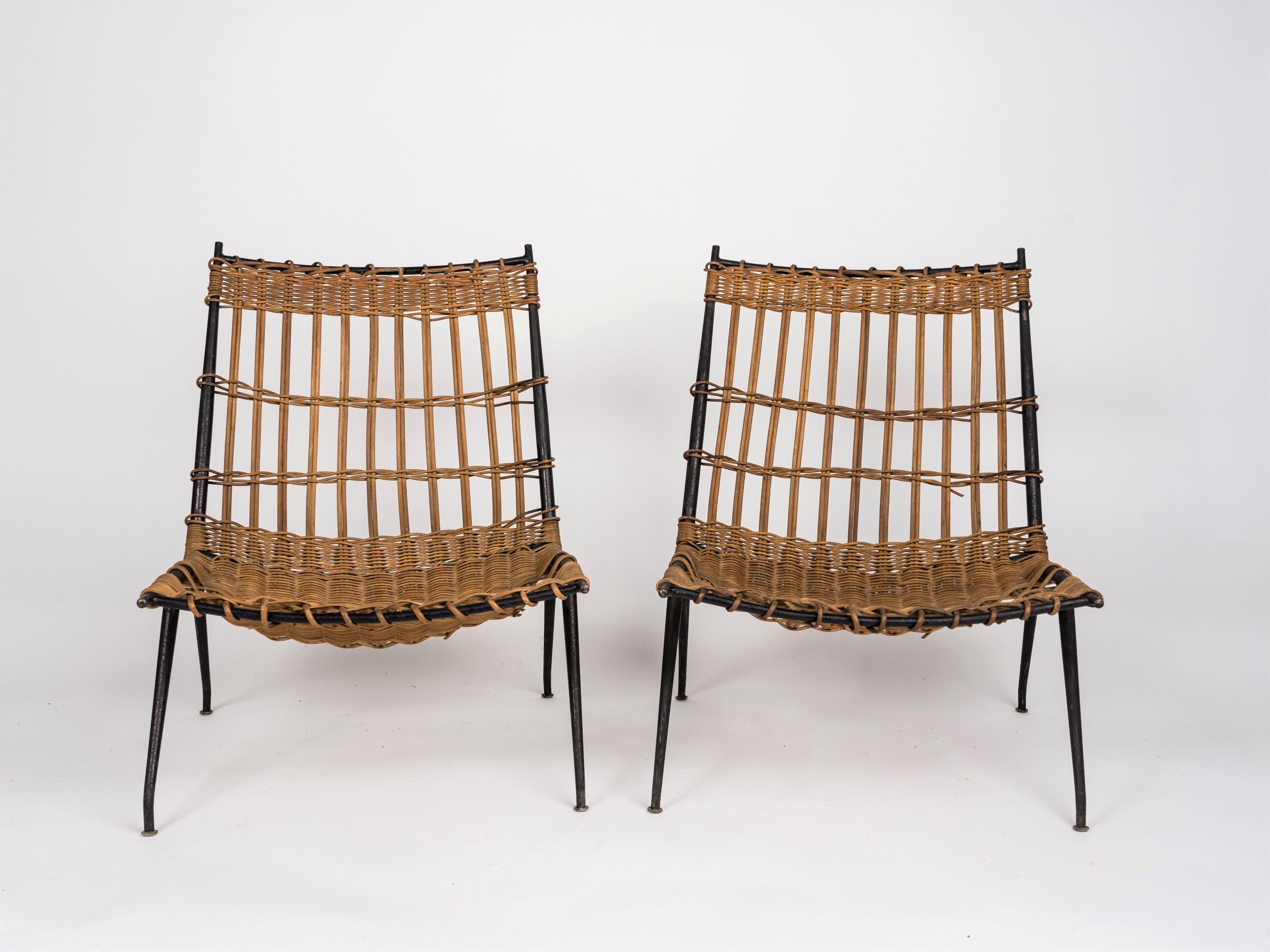 Français Paire de chaises en rotin et fer laqué Raoul Guys, France, années 1950 en vente