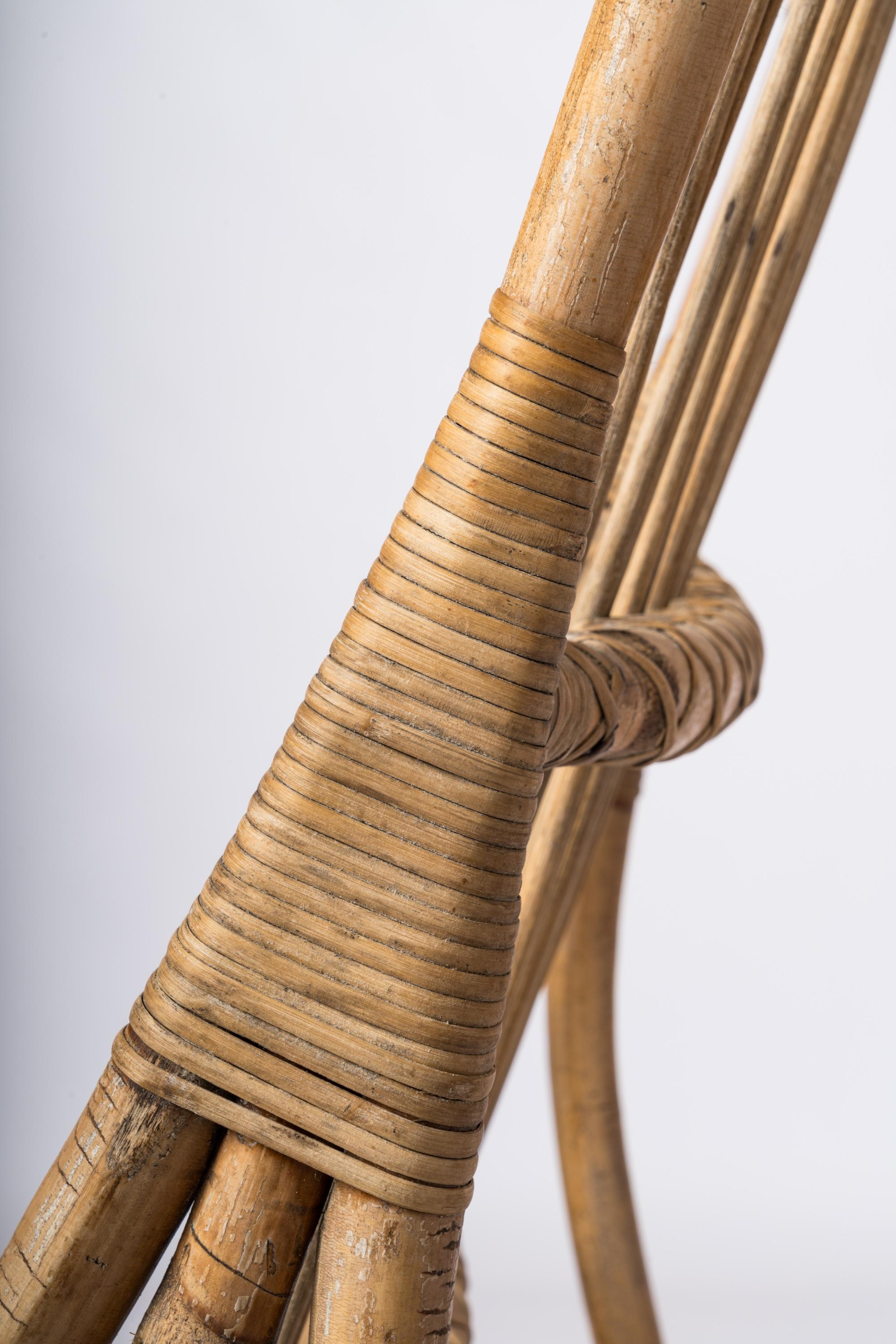 Paire de chaises longues en rotin dans le style d'Audoux Minnet - France années 1960 en vente 2