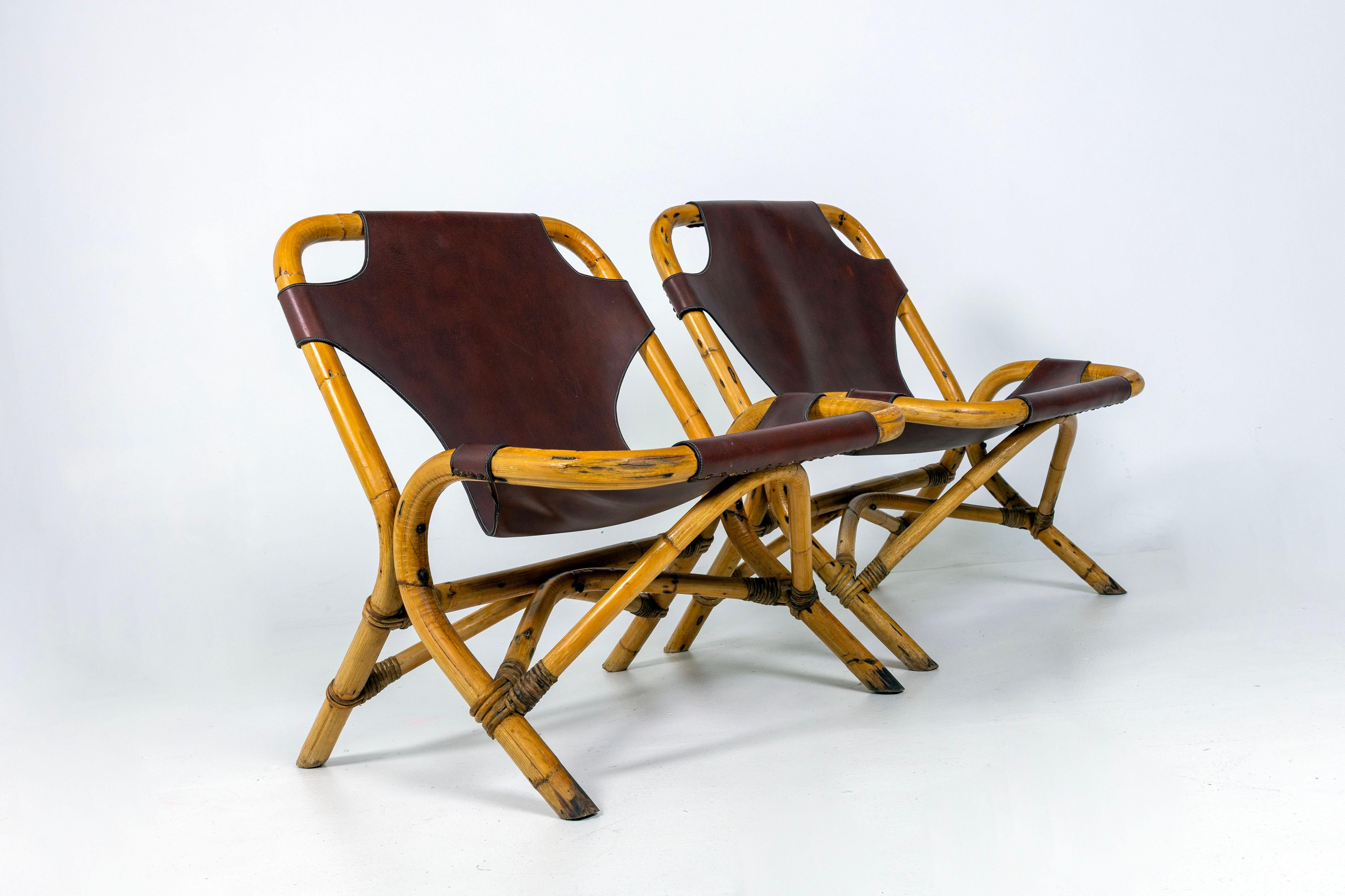 Pareja de tumbonas de ratán al estilo de Franco Albini, Mediados del siglo XX cuero de imitación en venta