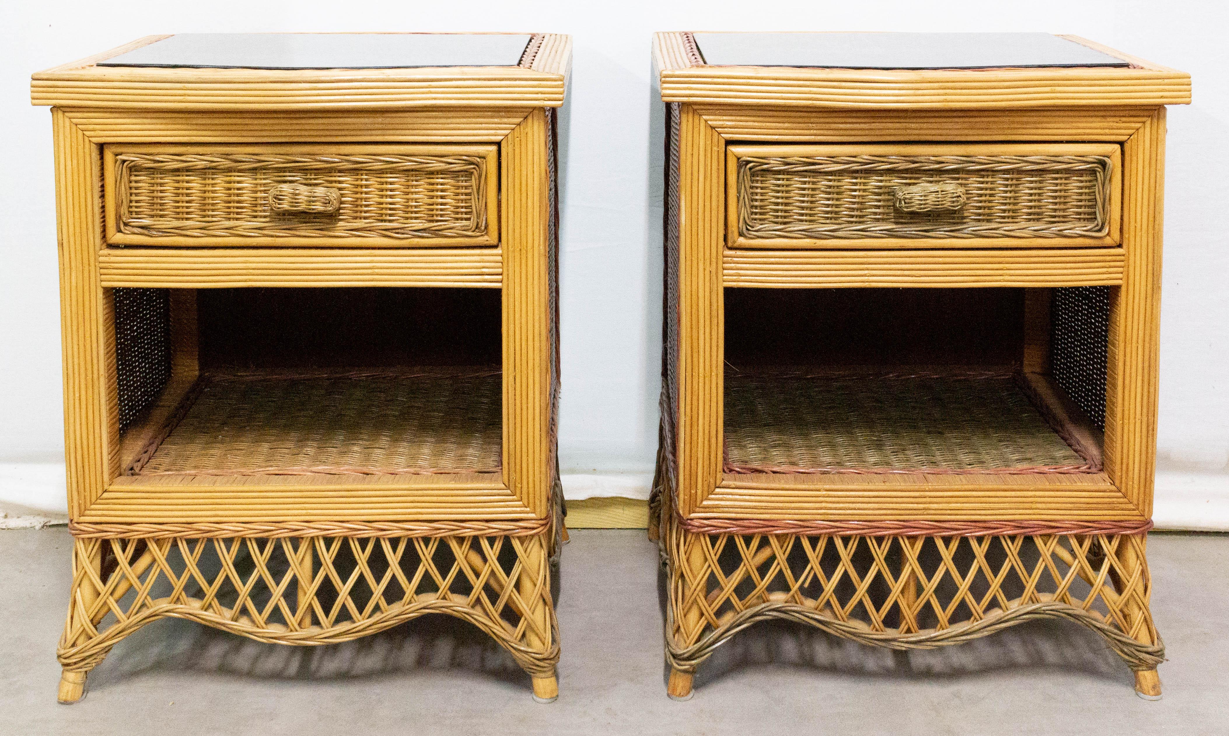 Pair of French side cabinet late 20th century
Multicolored rattan nightstands bedside tables
The mirrors have a light bronze color
Very good condition with only minor marks of use, circa 1990.

For shipping:
1 pack: 45 x 53 x 90cm 21kg.