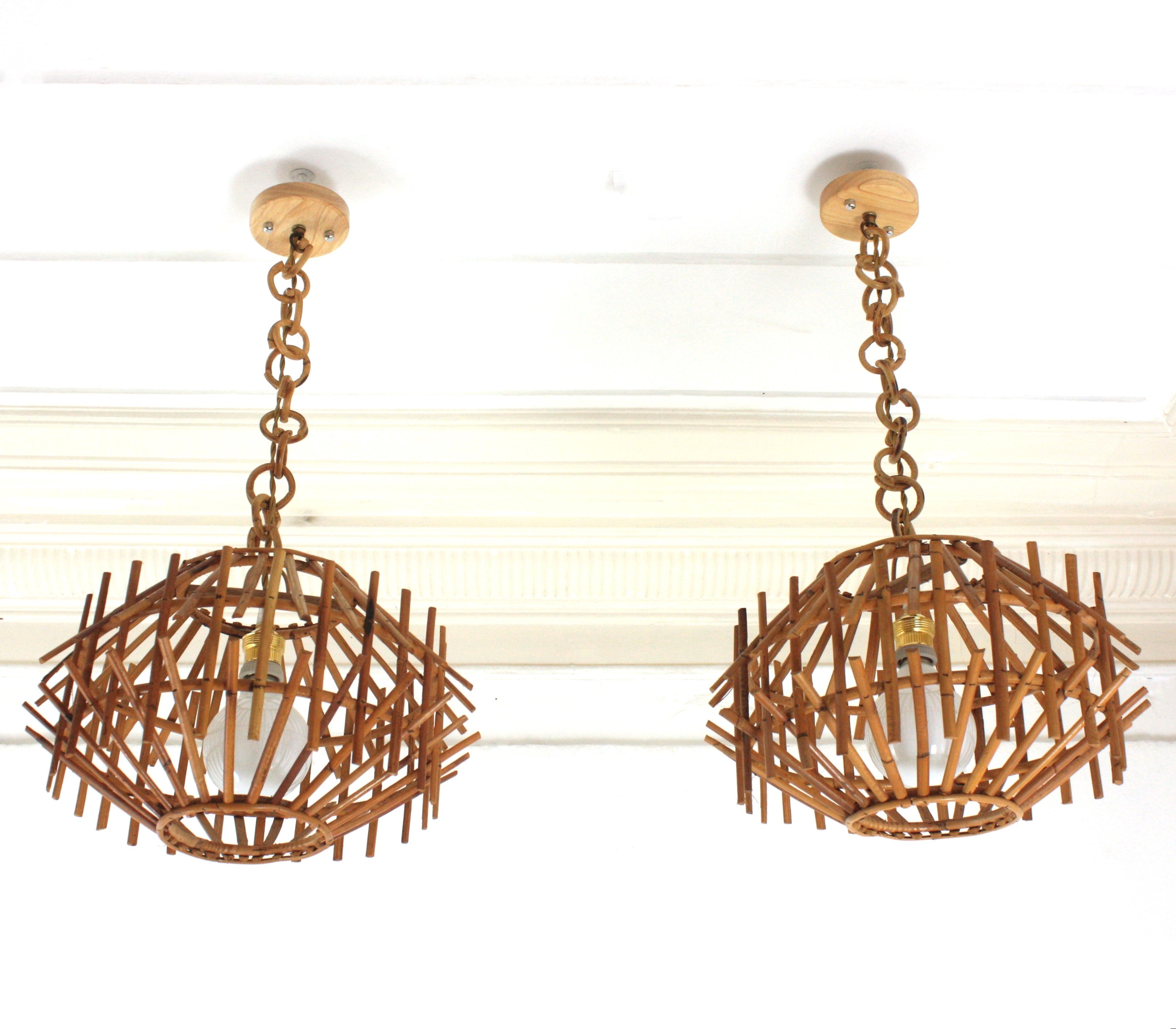 Pair of rattan suspension lamps / lanterns with oriental inspired design. France, 1960s
Eye-catching pair of rattan pagoda shaped rattan pendants. Entirely made by hand. Beautifully designed combining chinoiserie and Midentury style. The lampshades