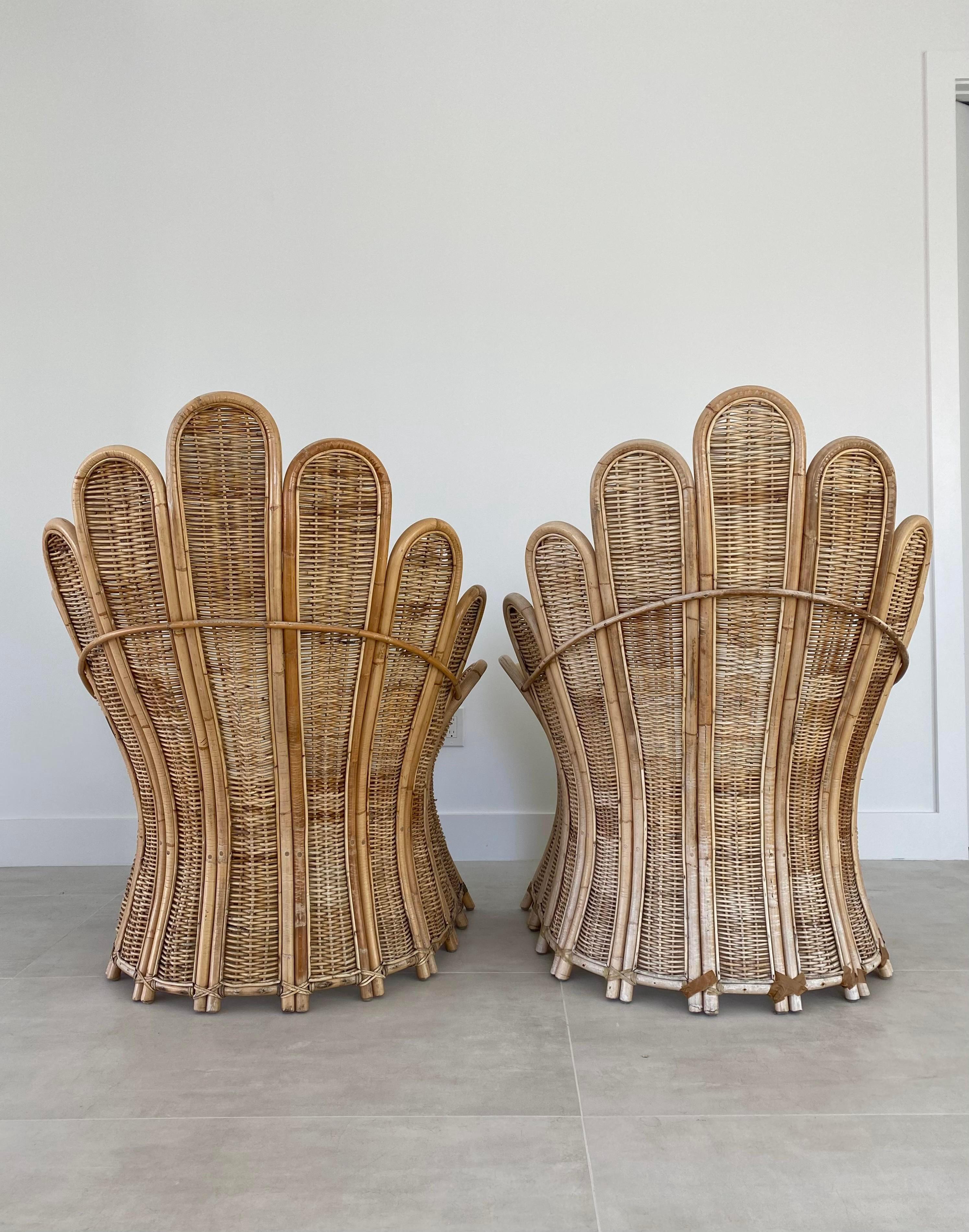 Paar Rattan Palm Frond Lounge Chairs  im Zustand „Gut“ im Angebot in Fort Collins, CO
