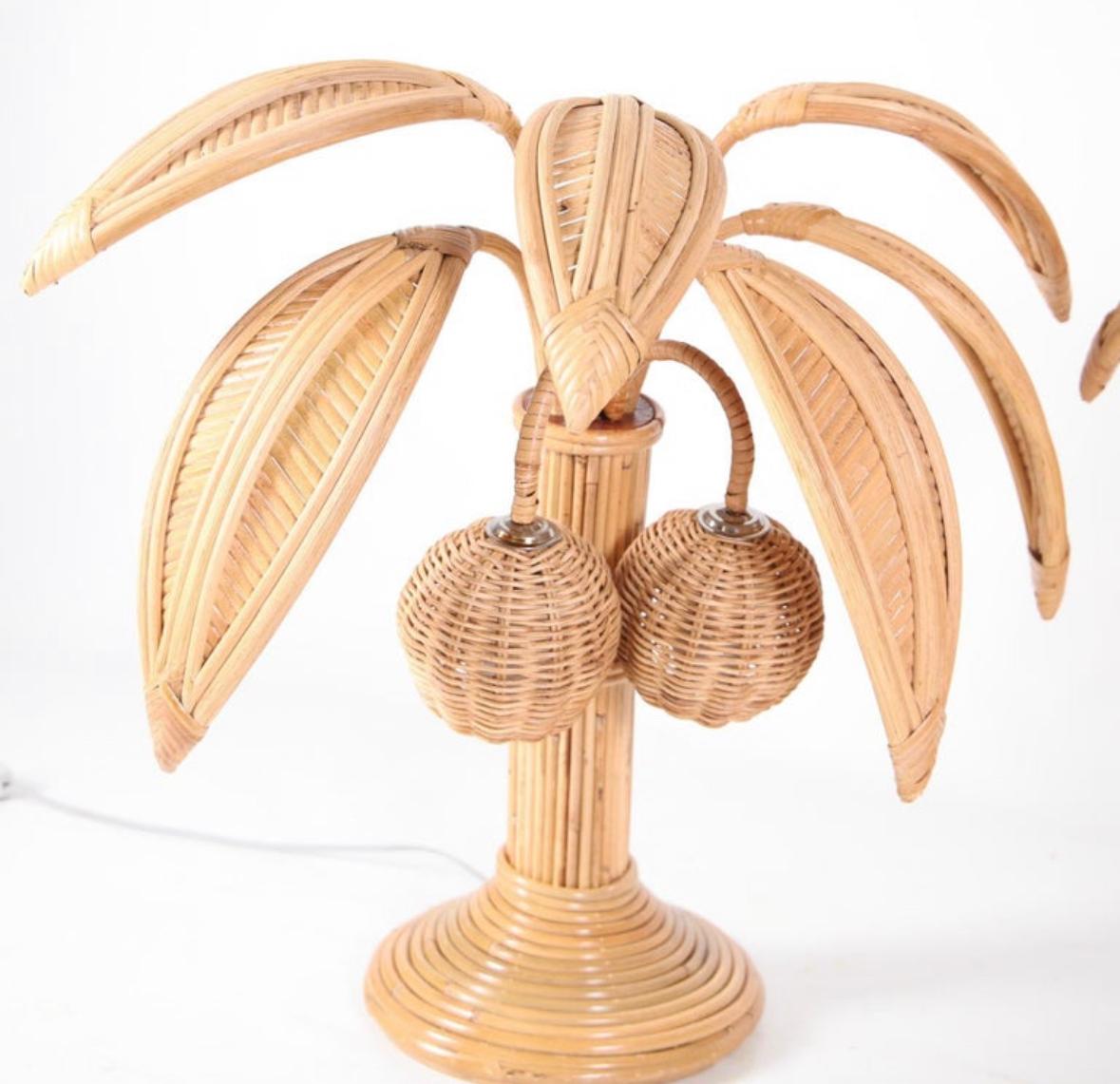 Jolie paire de lampes en rotin avec des palmes réglables et des lumières dans les noix de coco.
Très décoratives, ces lampes sont une promesse de vacances et de soleil.
Ils sont le résultat d'un travail de grande qualité, tous faits à la main !